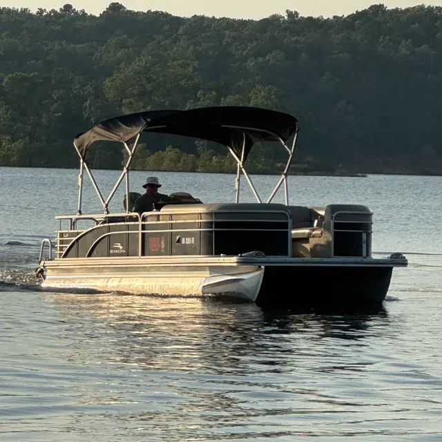 Rent a Bennington  pontoon in Broken Bow, OK near me