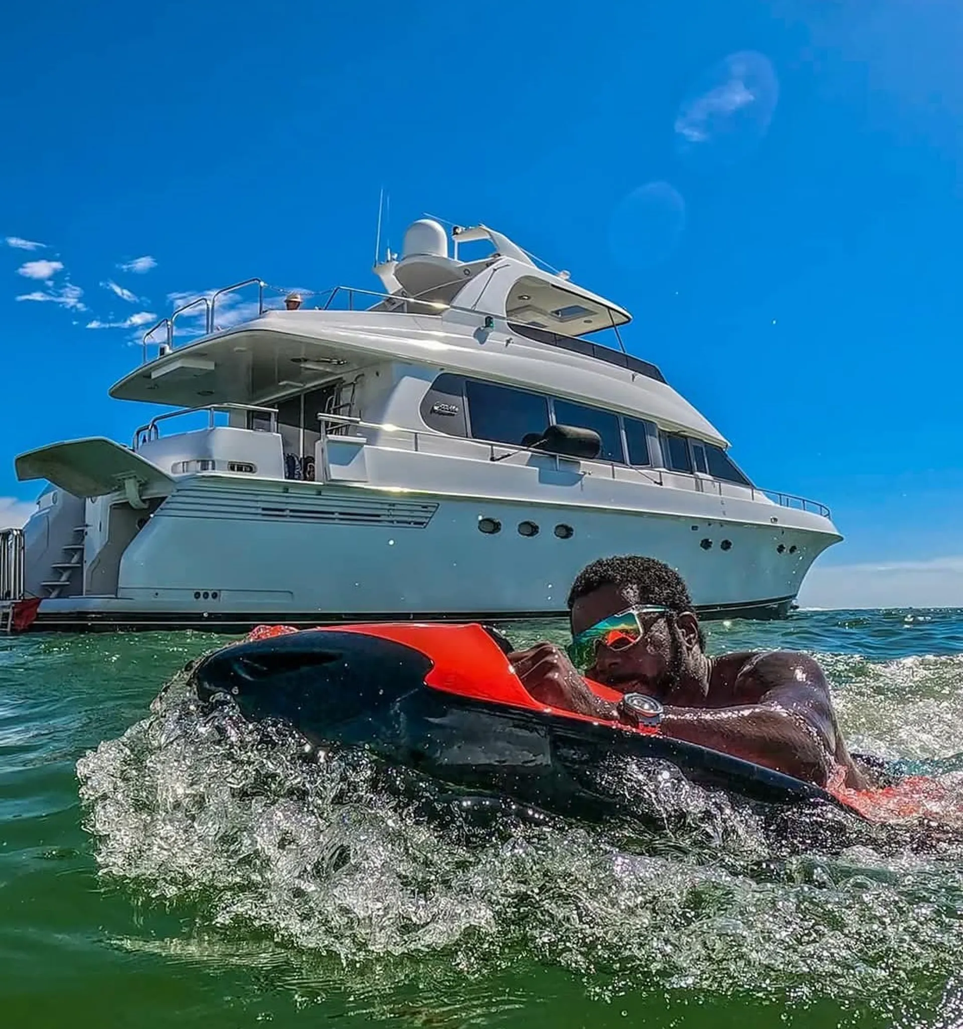 80' Ultra Luxury Mega-Yacht (Lazzara Skylounge) w/ Water Toys - 13 pax