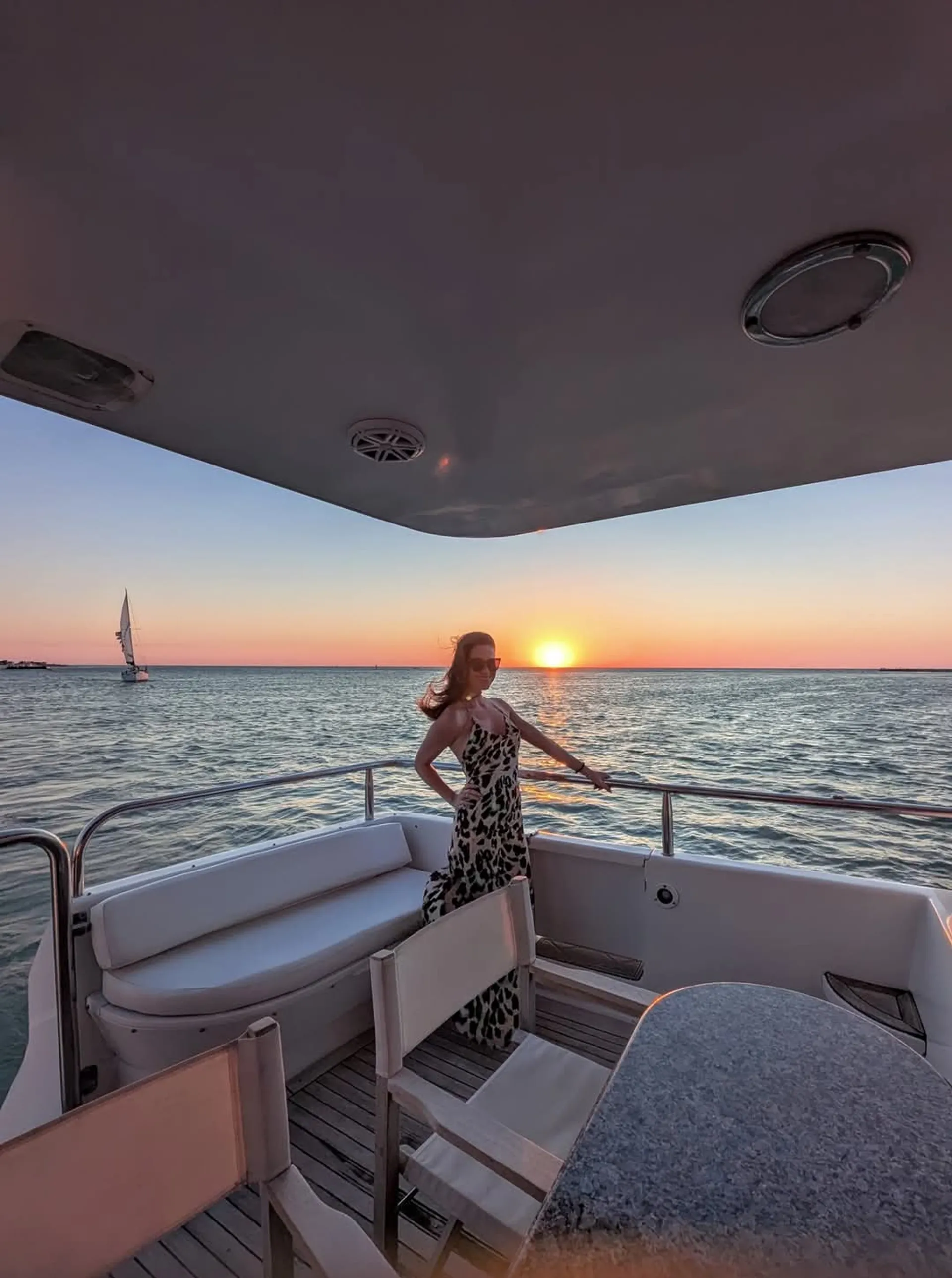 80' Ultra Luxury Mega-Yacht (Lazzara Skylounge) w/ Water Toys - 13 pax