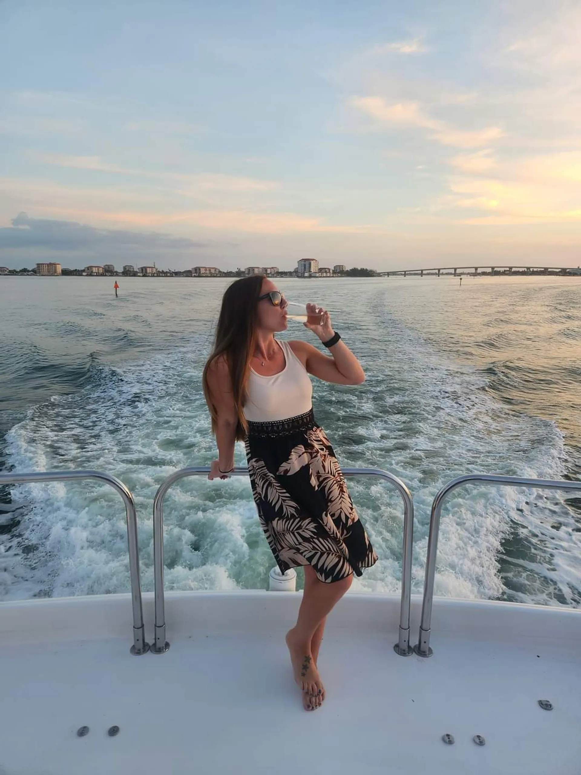 80' Ultra Luxury Mega-Yacht (Lazzara Skylounge) w/ Water Toys - 13 pax