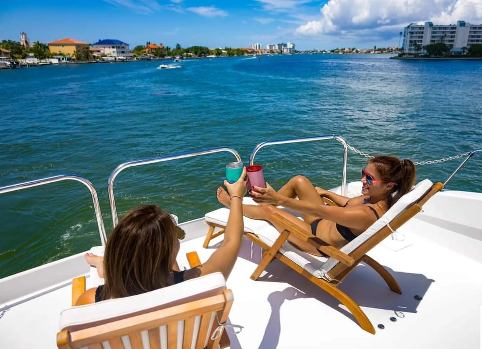 80' Ultra Luxury Mega-Yacht (Lazzara Skylounge) w/ Water Toys - 13 pax