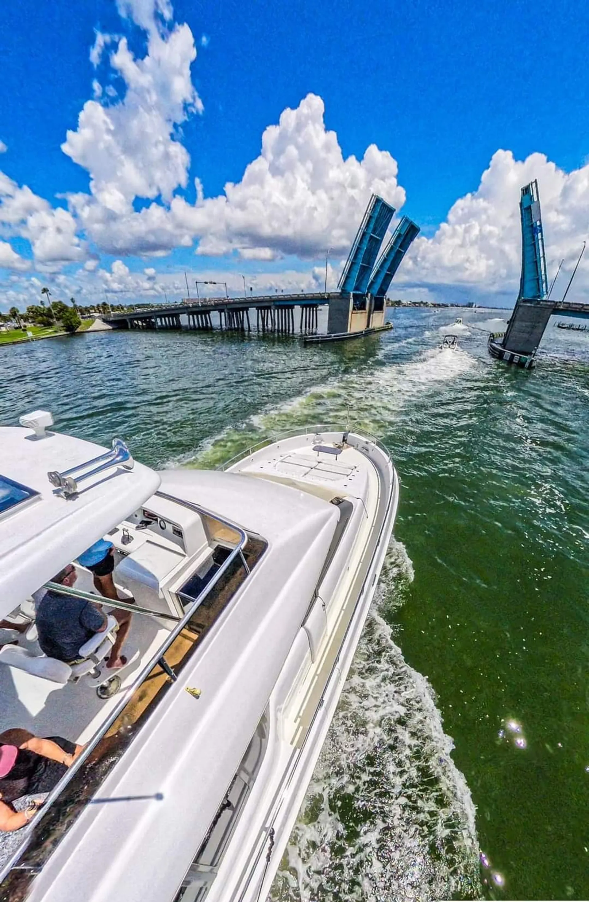 80' Ultra Luxury Mega-Yacht (Lazzara Skylounge) w/ Water Toys - 13 pax