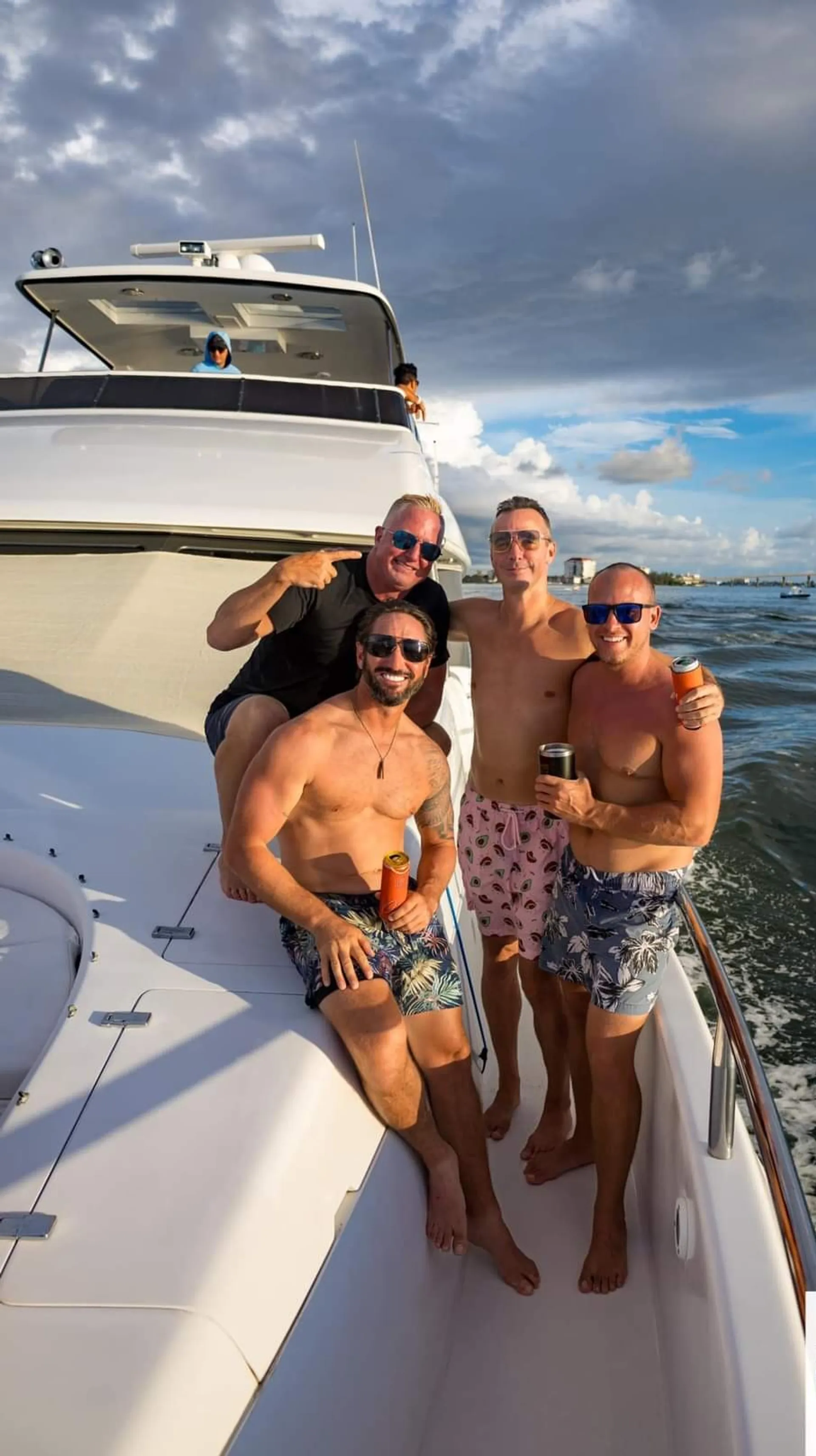 80' Ultra Luxury Mega-Yacht (Lazzara Skylounge) w/ Water Toys - 13 pax