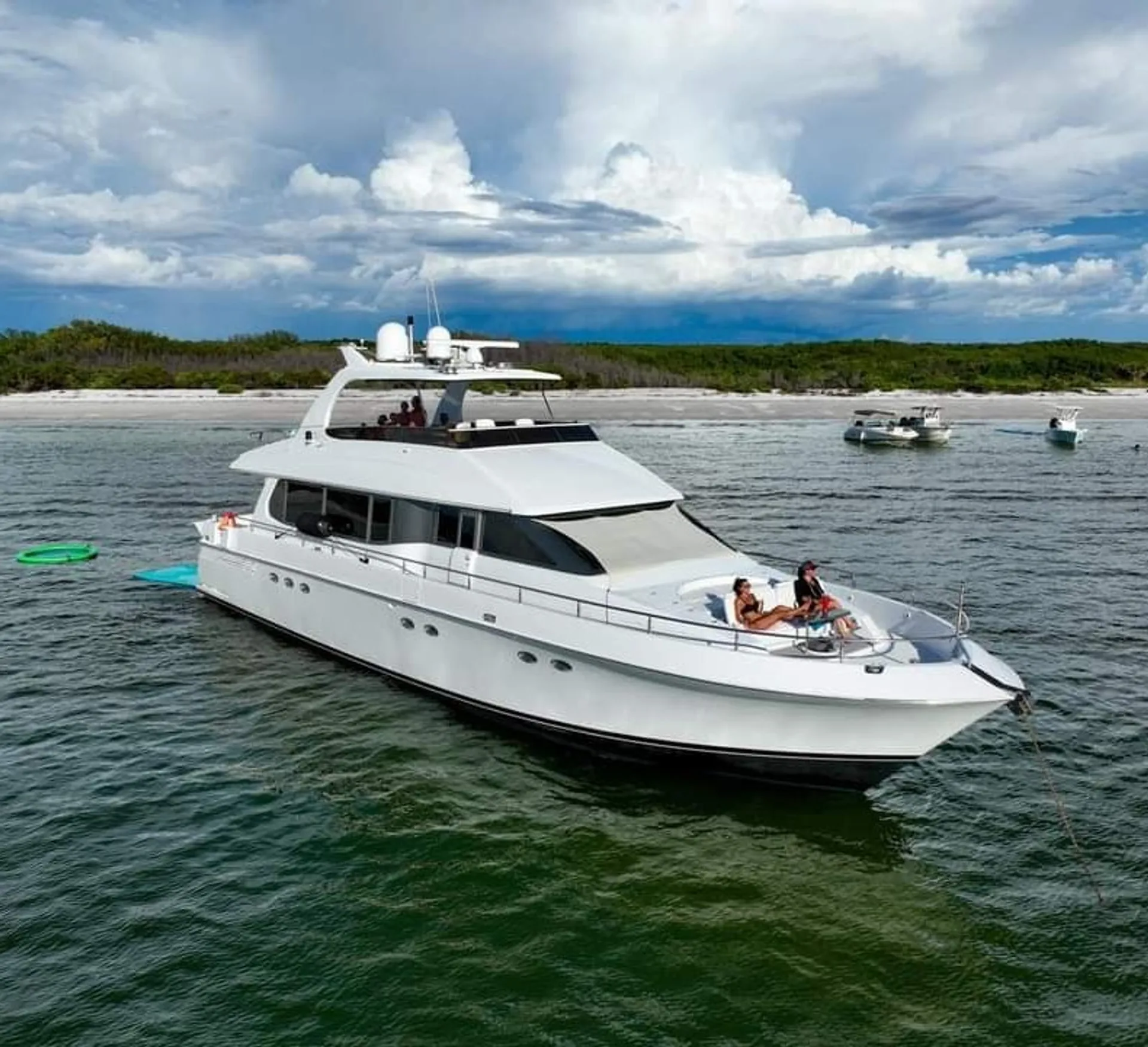 80' Ultra Luxury Mega-Yacht (Lazzara Skylounge) w/ Water Toys - 13 pax