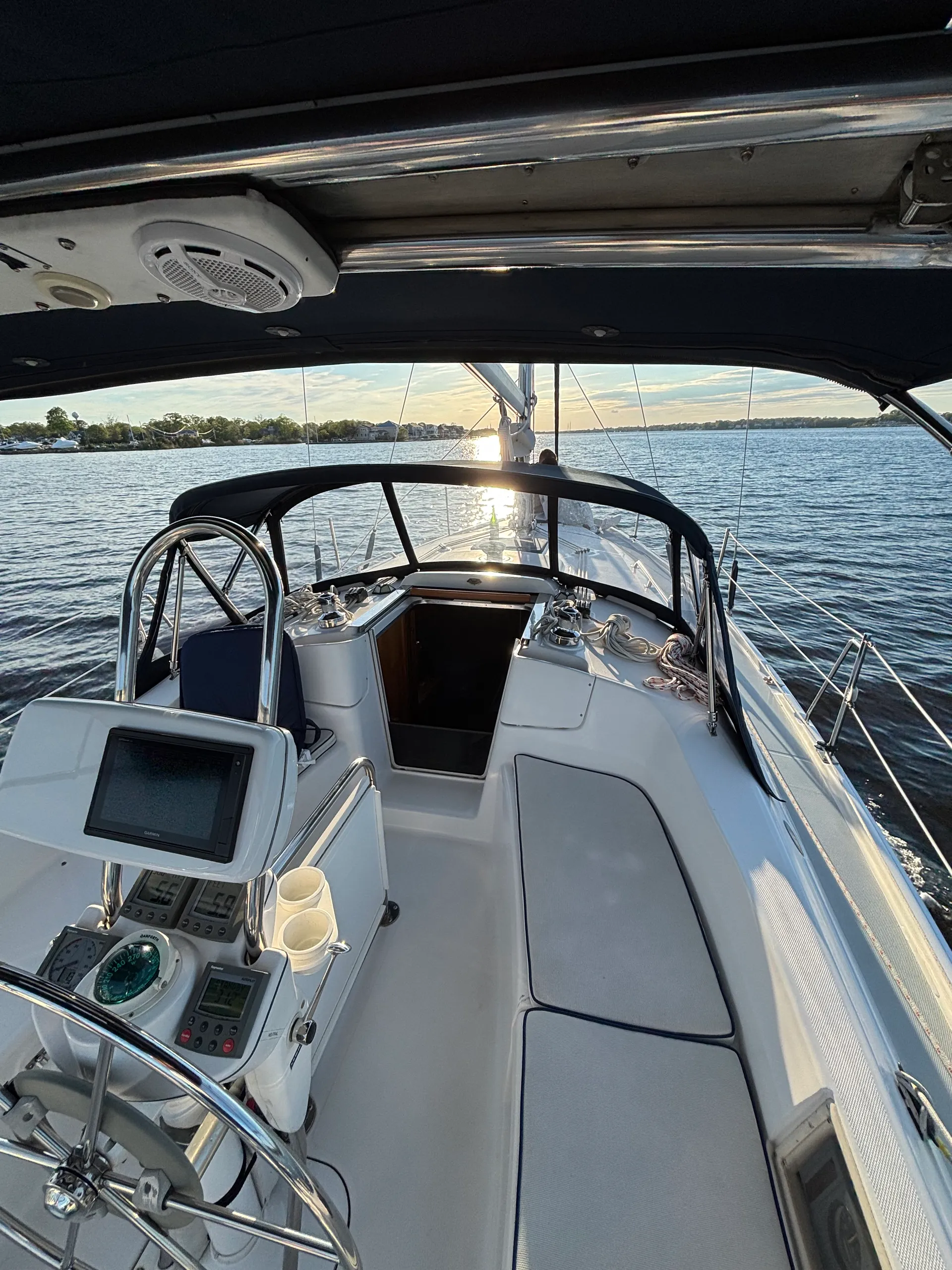 Relax, feel free and sail into a nautical world of “Wonder”, Hunter36'