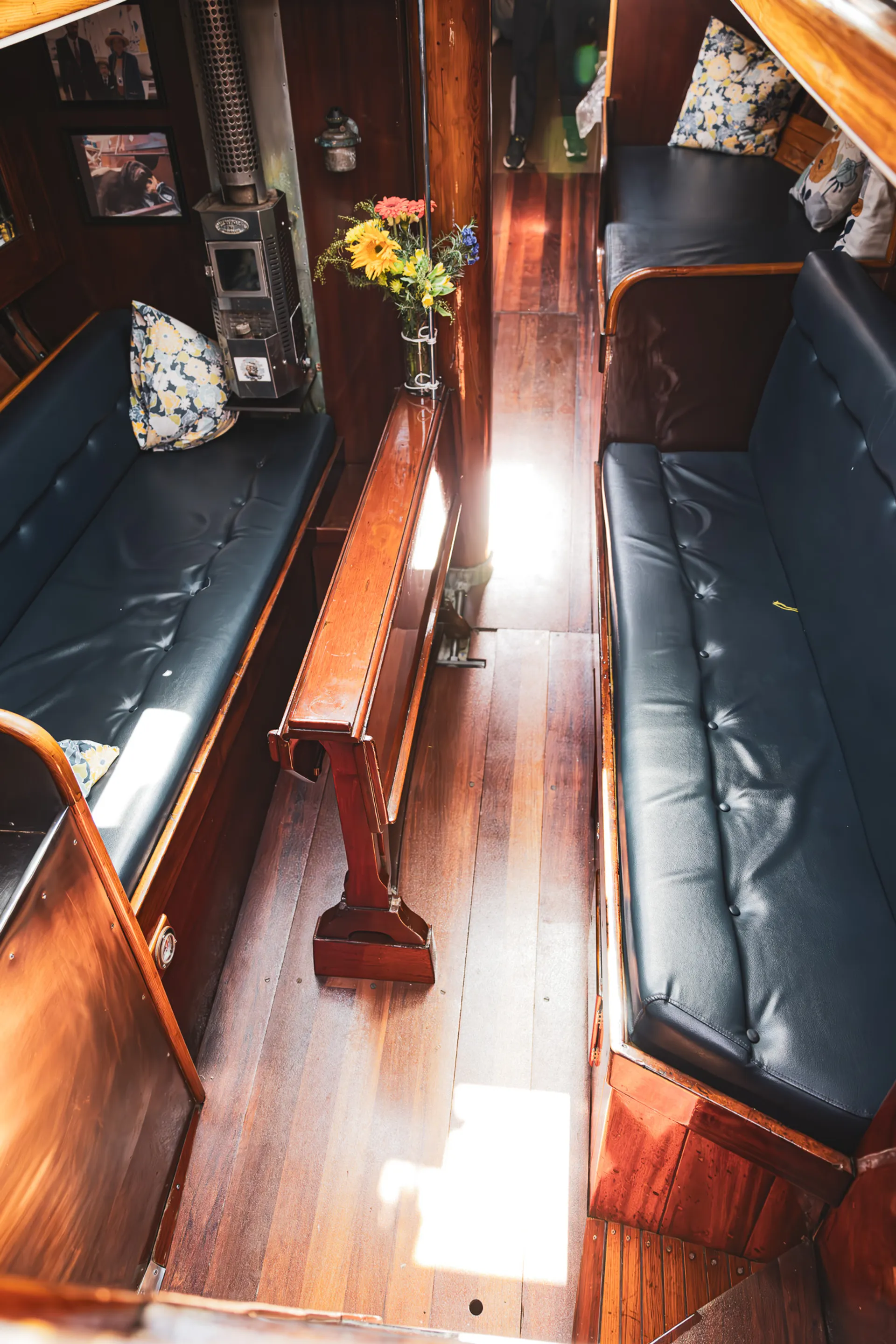 Classic Wooden Racing Yacht with Timeless Elegance