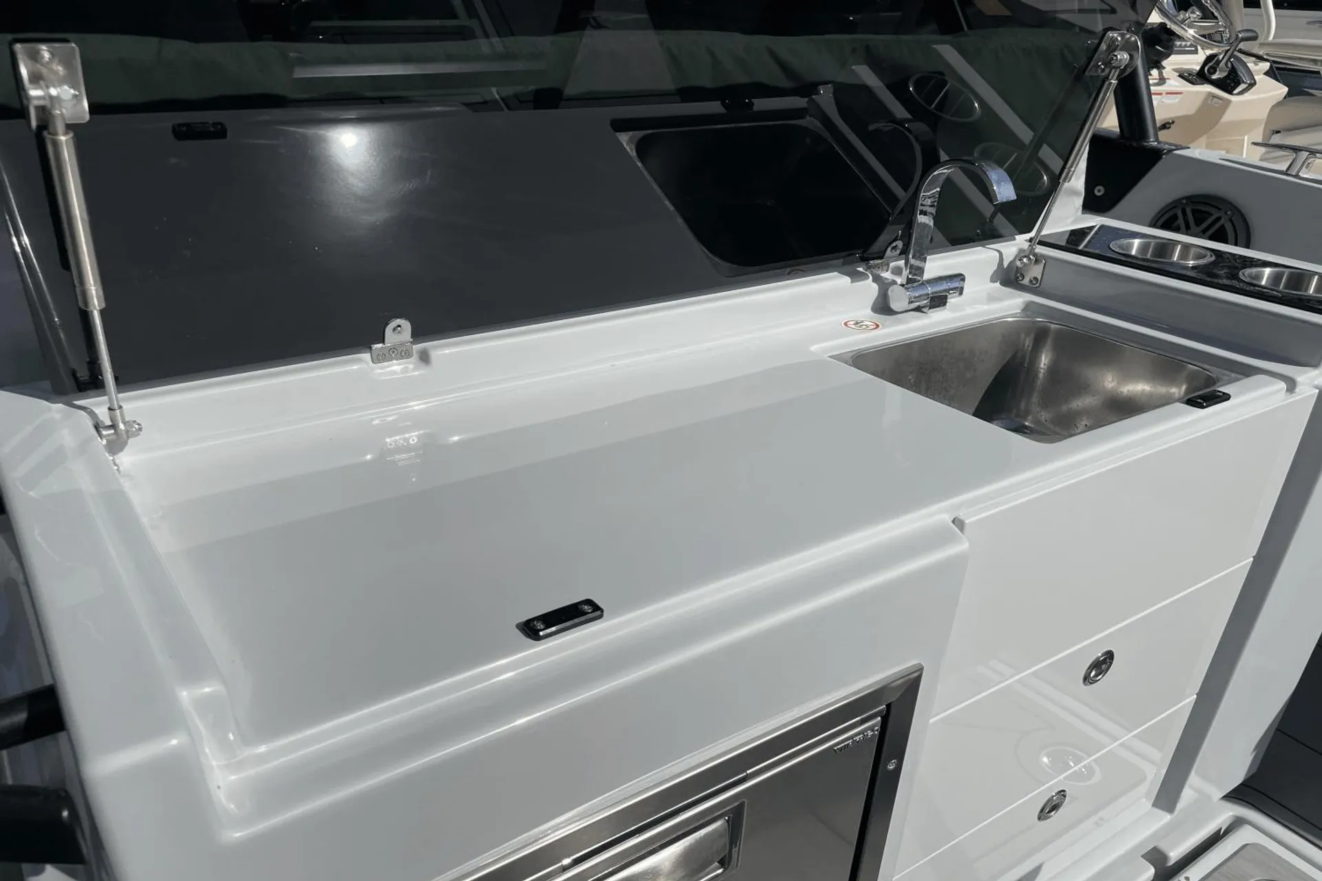 27’ Luxury Yacht – Miami Cruise, Sandbar & Sunset Charter