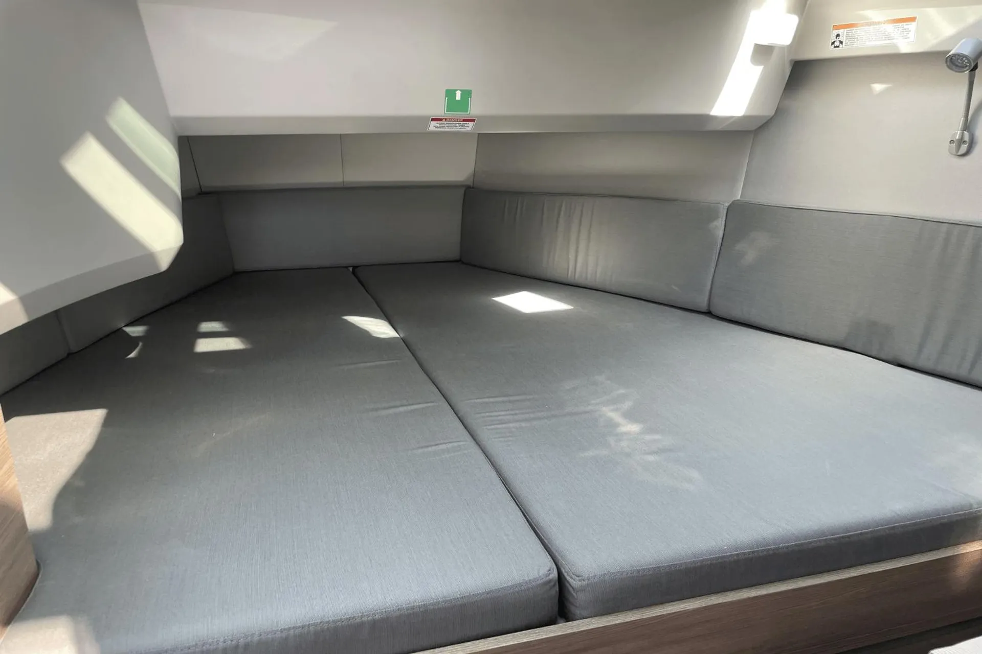 27’ Luxury Yacht – Miami Cruise, Sandbar & Sunset Charter