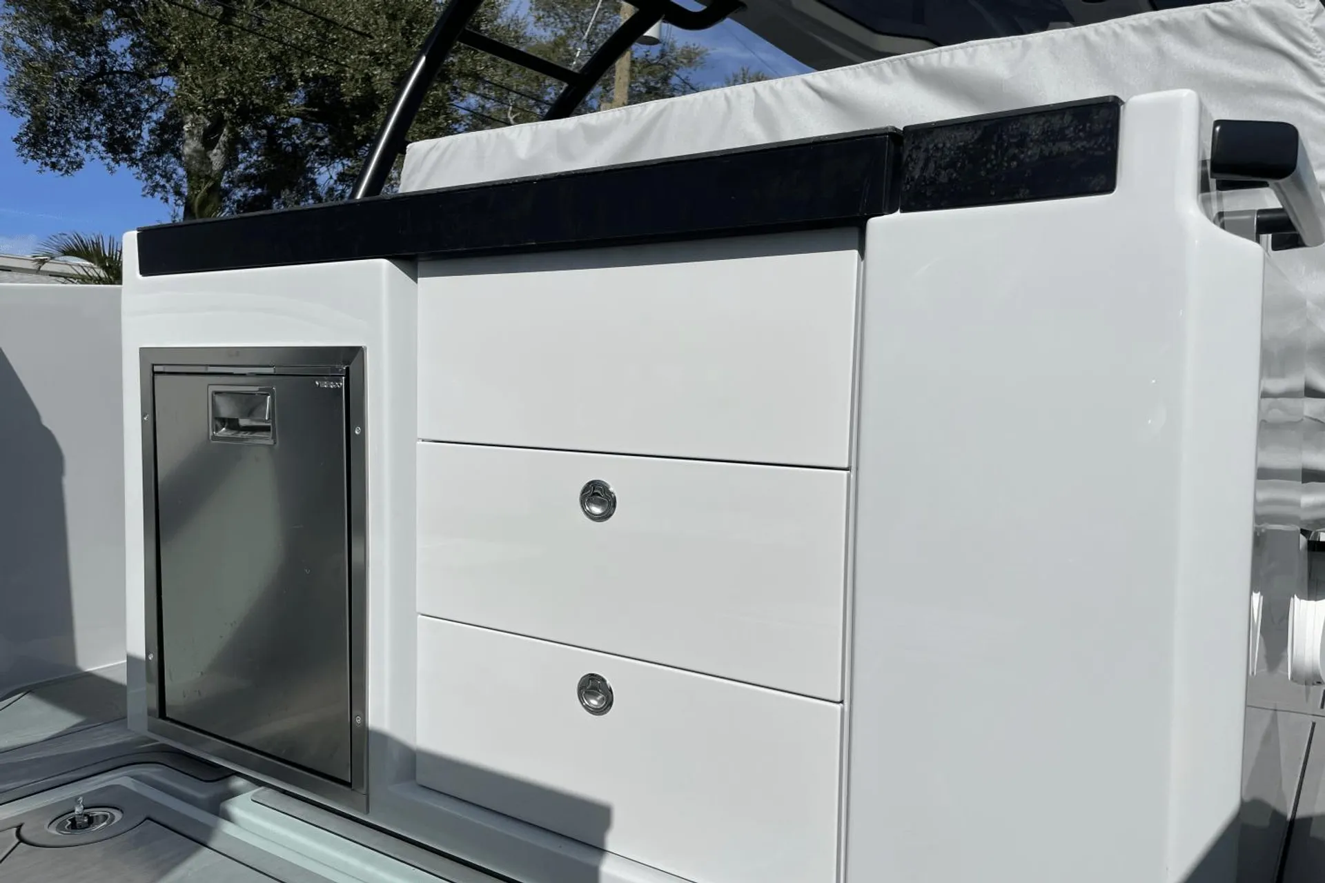 27’ Luxury Yacht – Miami Cruise, Sandbar & Sunset Charter