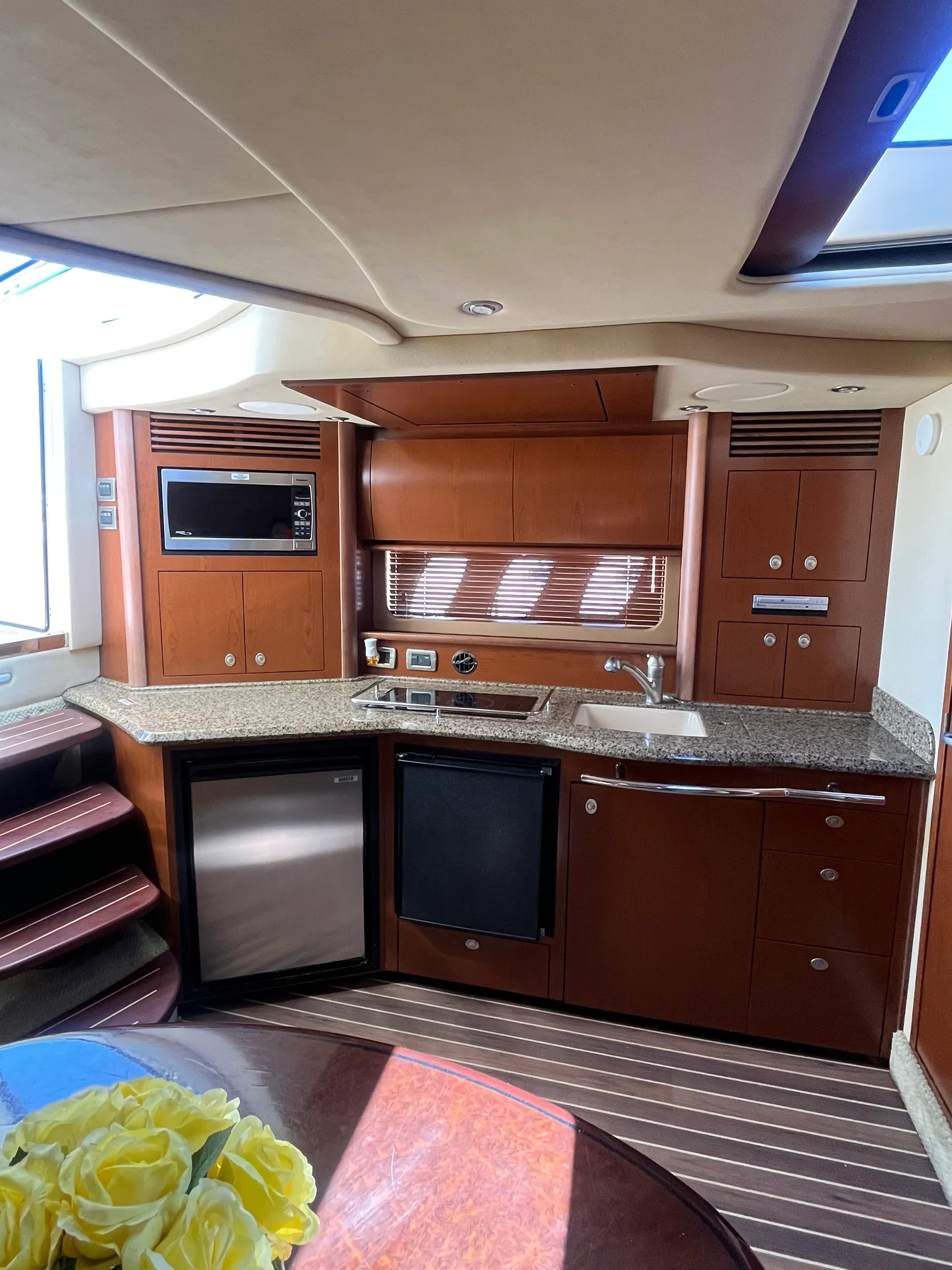 The Spectacular SEA RAY 40 SUNDANCER 