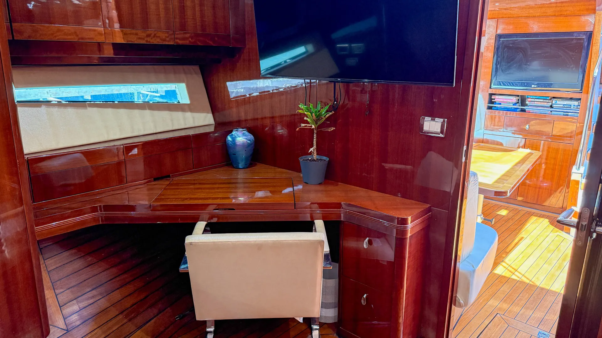 💎60’ Modern Yacht *Free Hour Monday-Thursday*