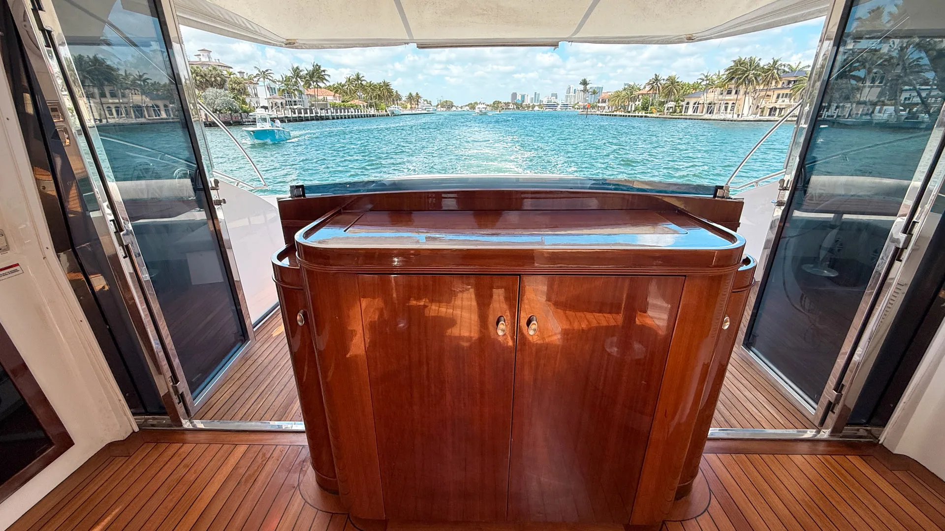 💎60’ Modern Yacht *Free Hour Monday-Thursday*