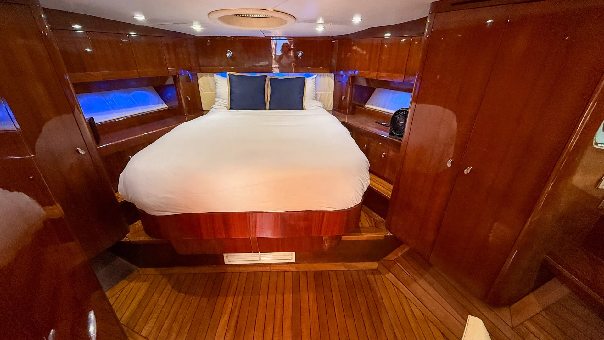💎60’ Modern Yacht *Free Hour Monday-Thursday*