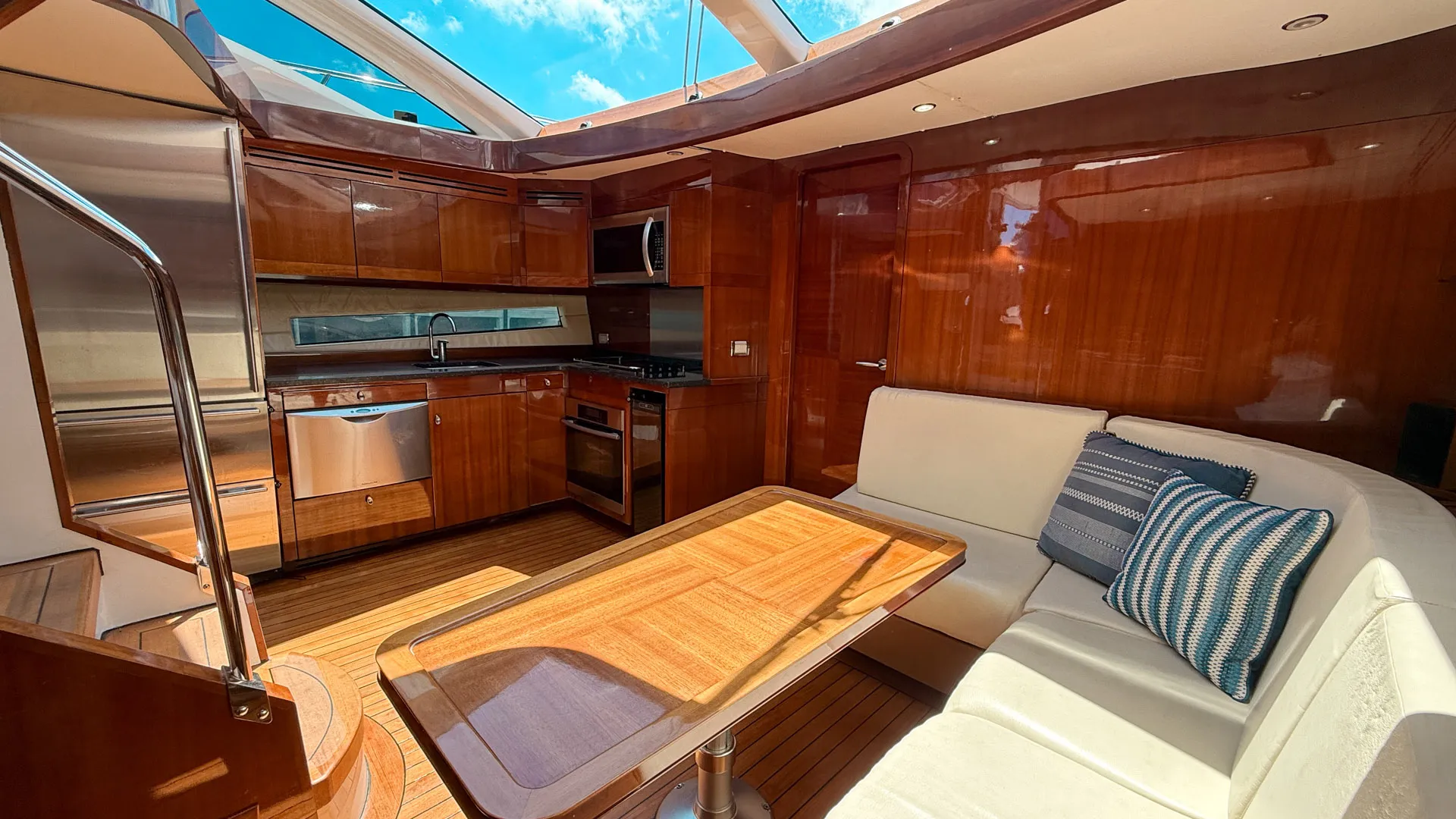 💎60’ Modern Yacht *Free Hour Monday-Thursday*