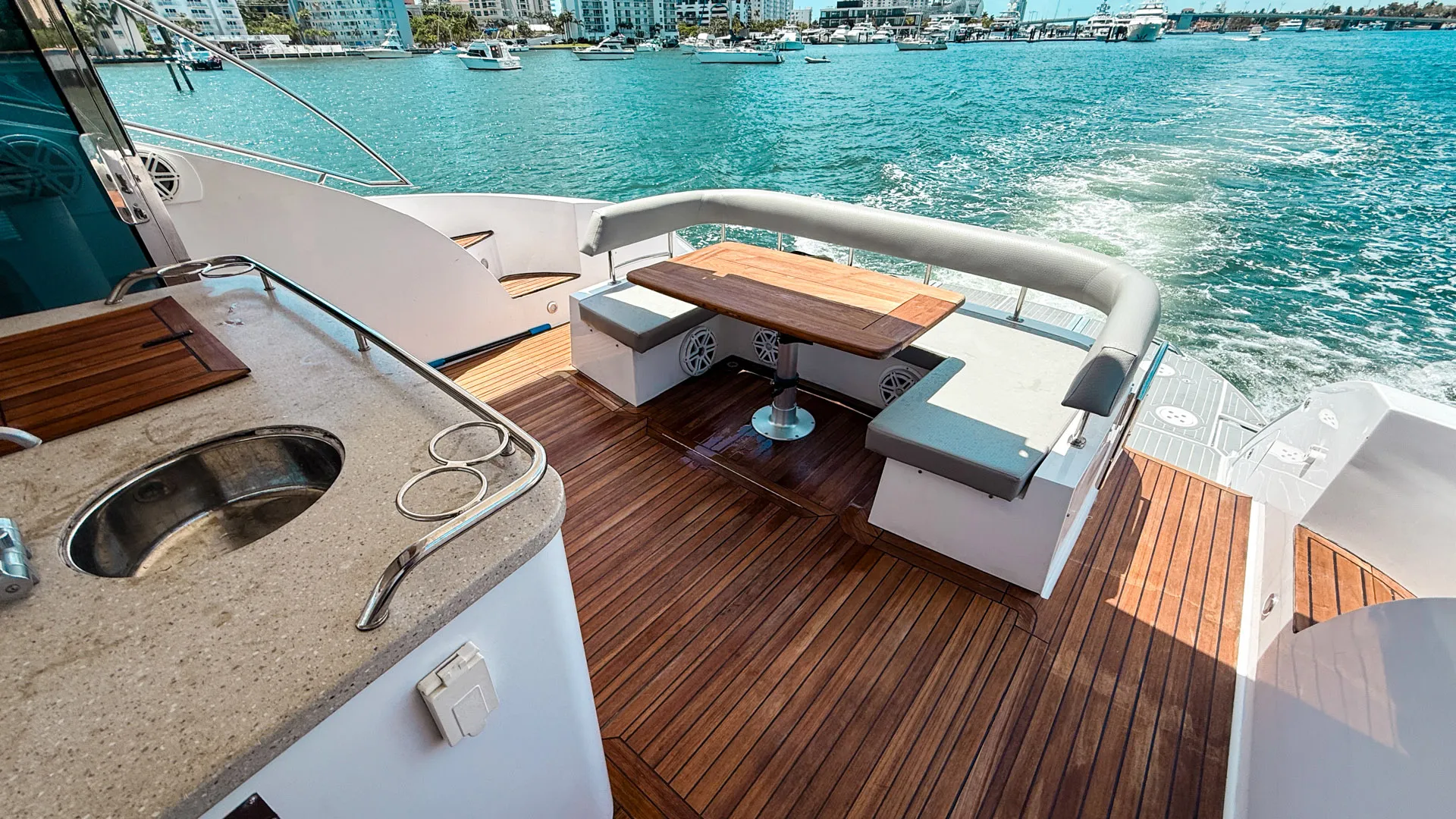 💎60’ Modern Yacht *Free Hour Monday-Thursday*