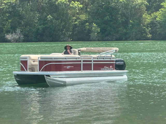 Rent a SUN TRACKER pontoon in Austin, TX near me