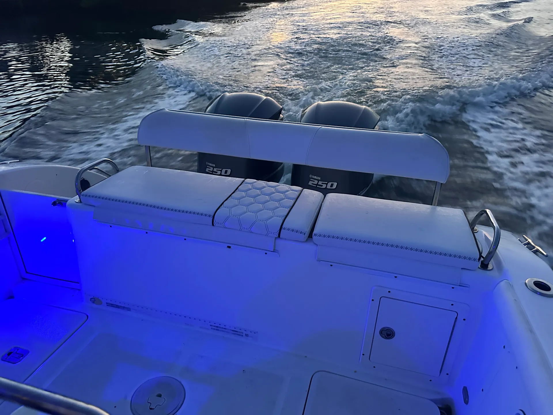 28’ Dolphin-Watching & Sightseeing Charter – Explore Sarasota