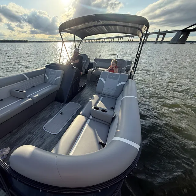 Rent a CREST PONTOONS pontoon in Little Elm, TX near me