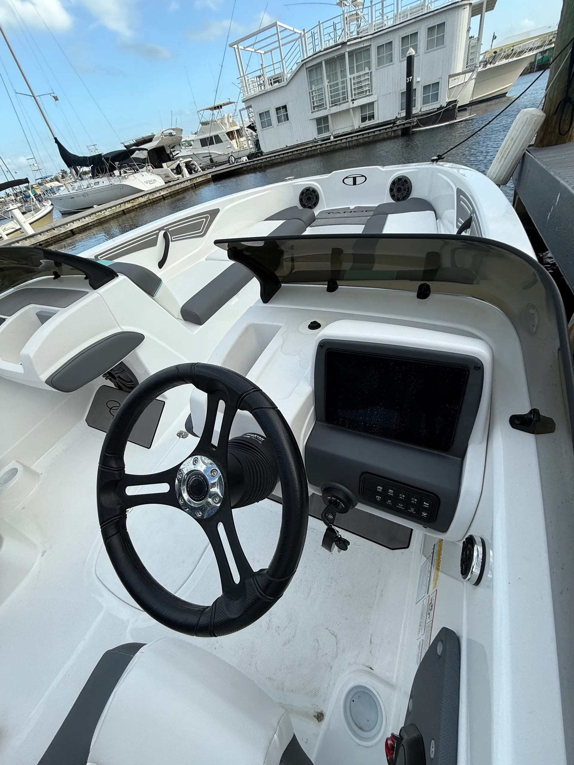 TAHOE BY TRACKER MARINE T21 in Key Largo, FL — photo 4