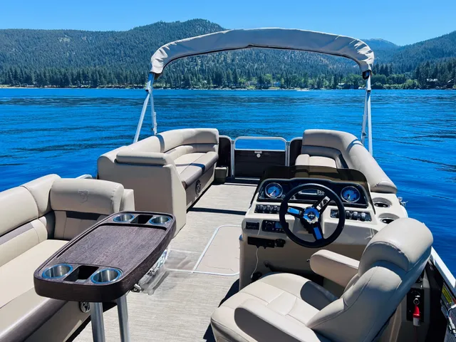 23' Tritoon, smooth ride, meticulously maintained, all the options!