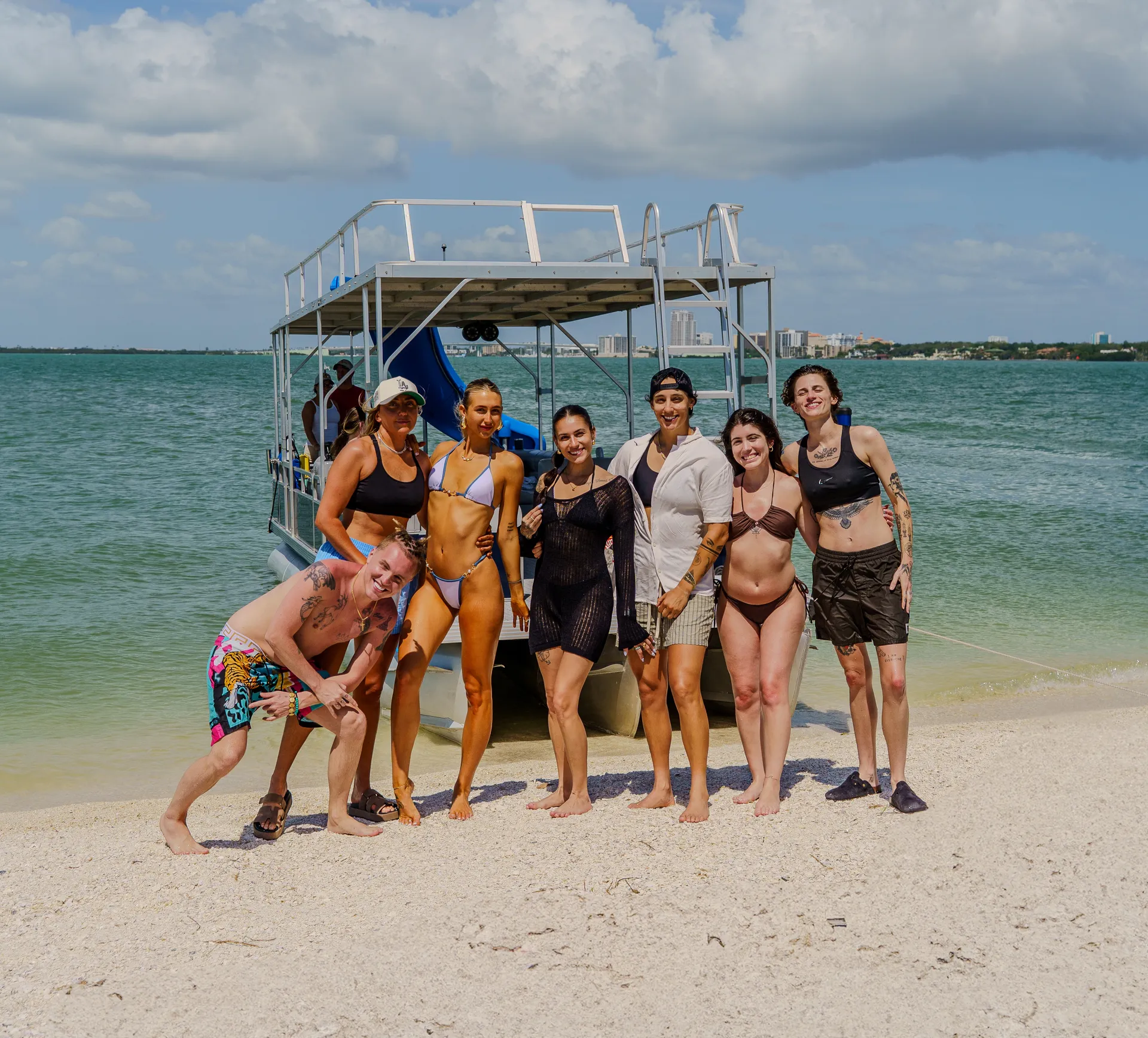 Floating paradise! Rent our 30ft Tritoon 