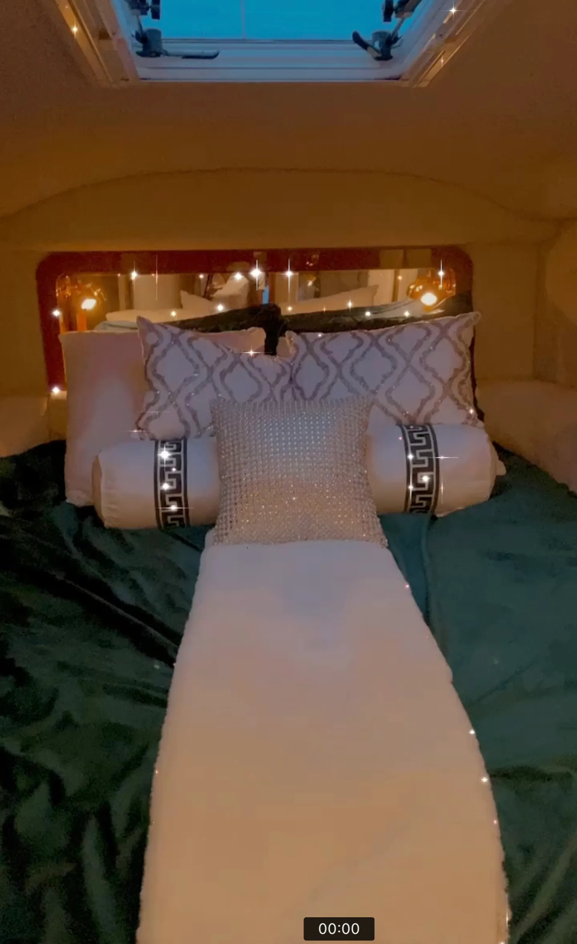 Paint, party and yacht with us! Climb aboard the 45ft Sea Ray