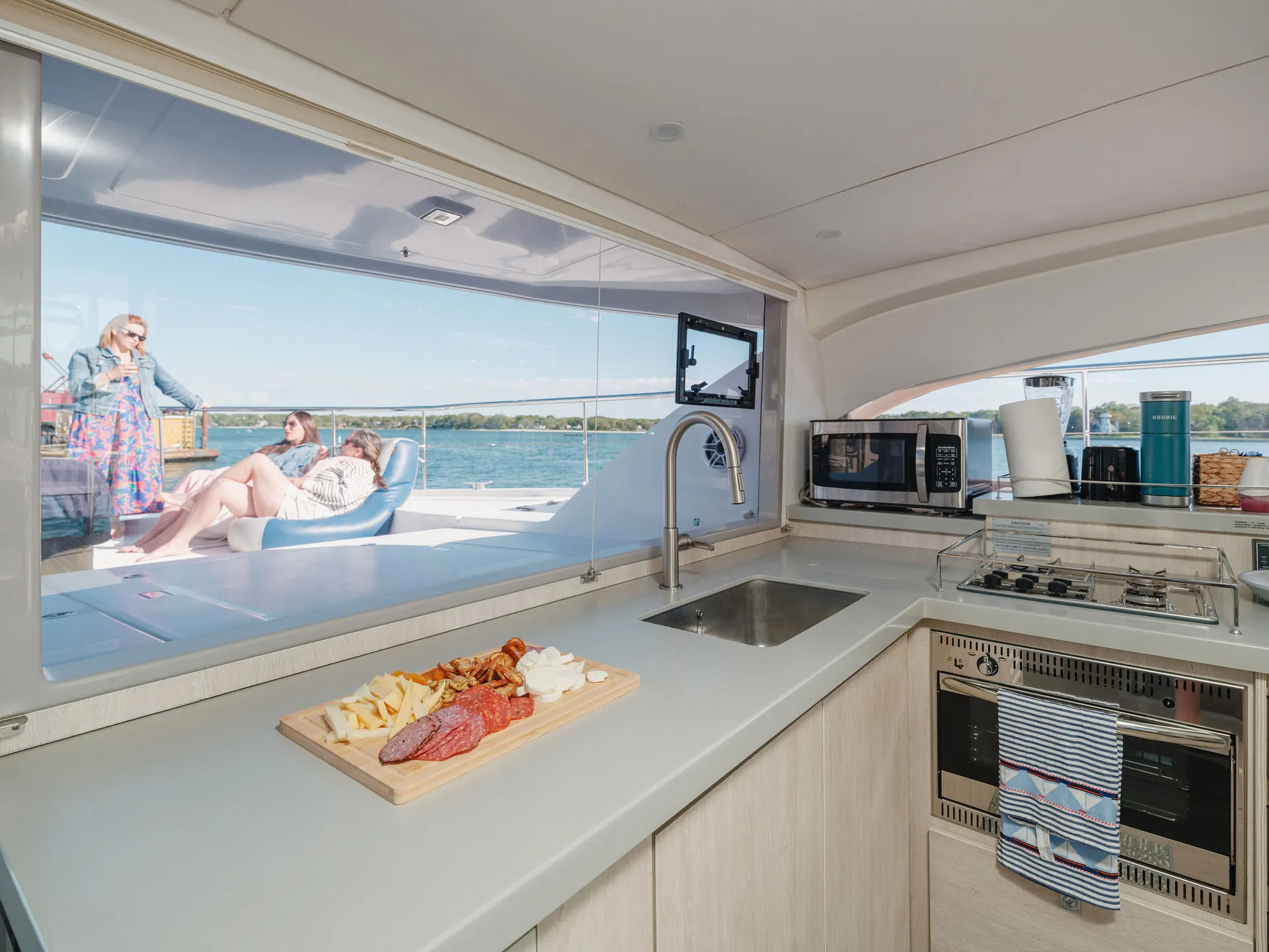 Crewed Leopard 43 Power Cat. 