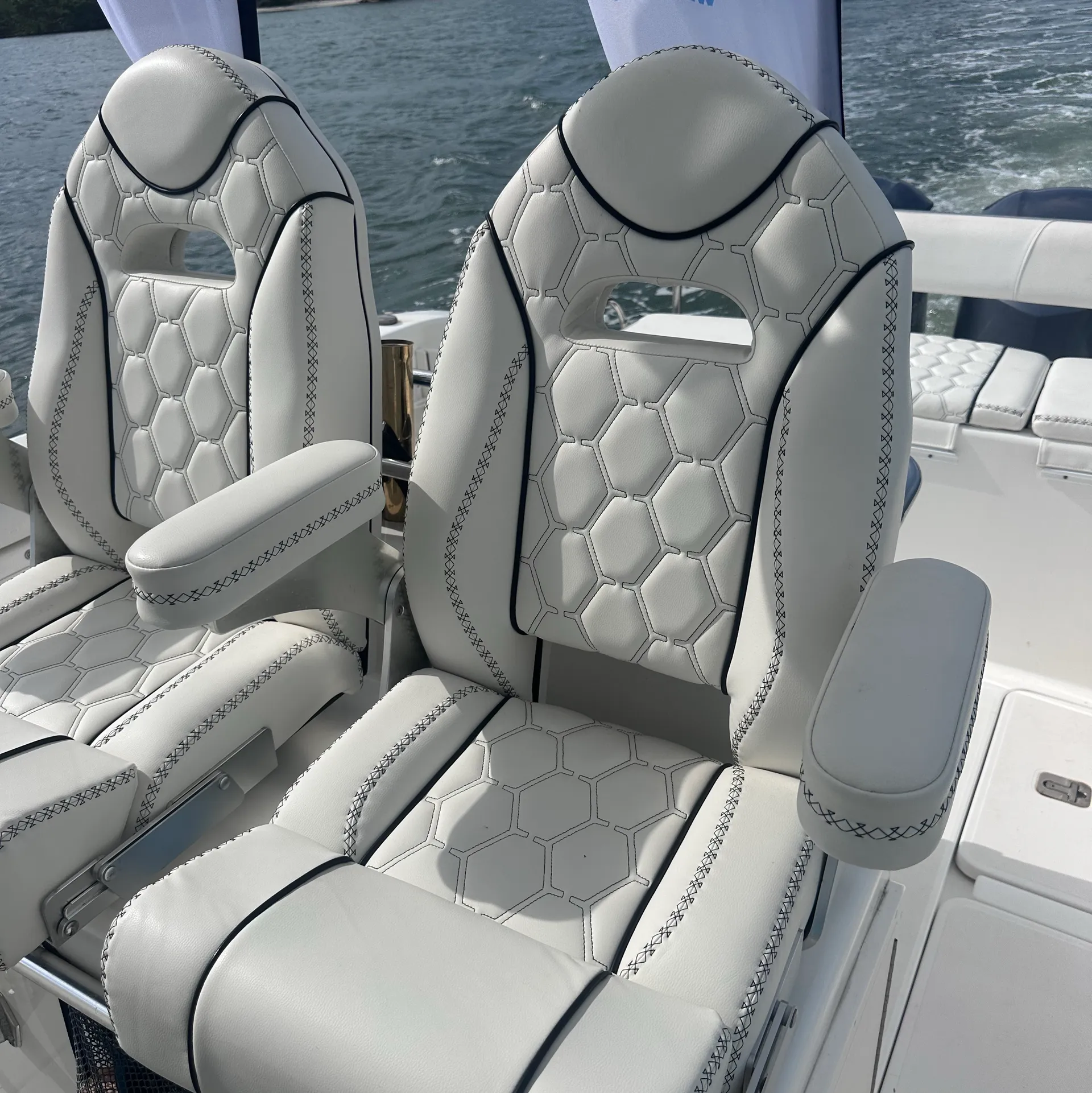 28’ Dolphin-Watching & Sightseeing Charter – Explore Sarasota