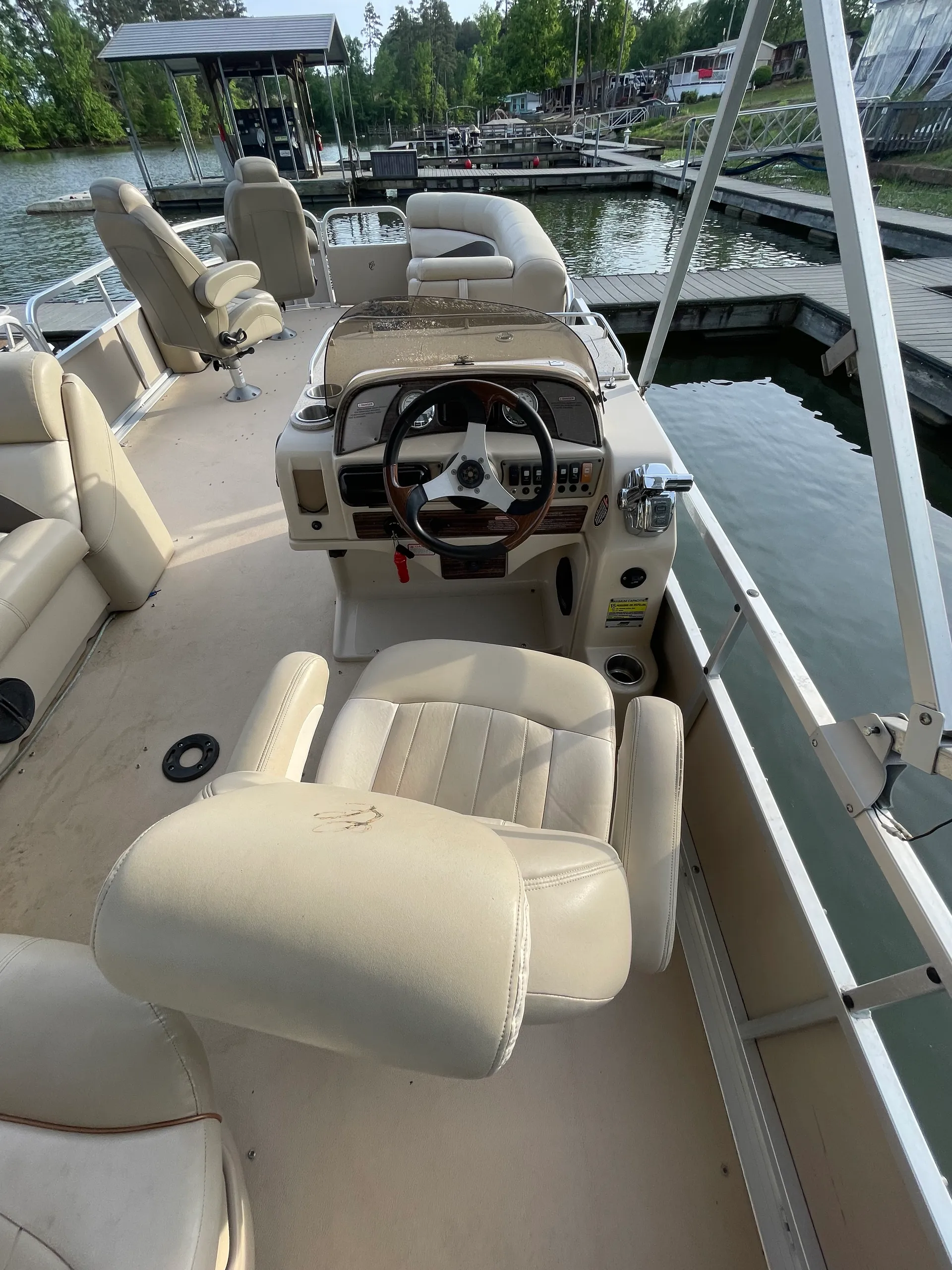 Smooth & Powerful Tritoon on Badin Lake – Seats Up to 12