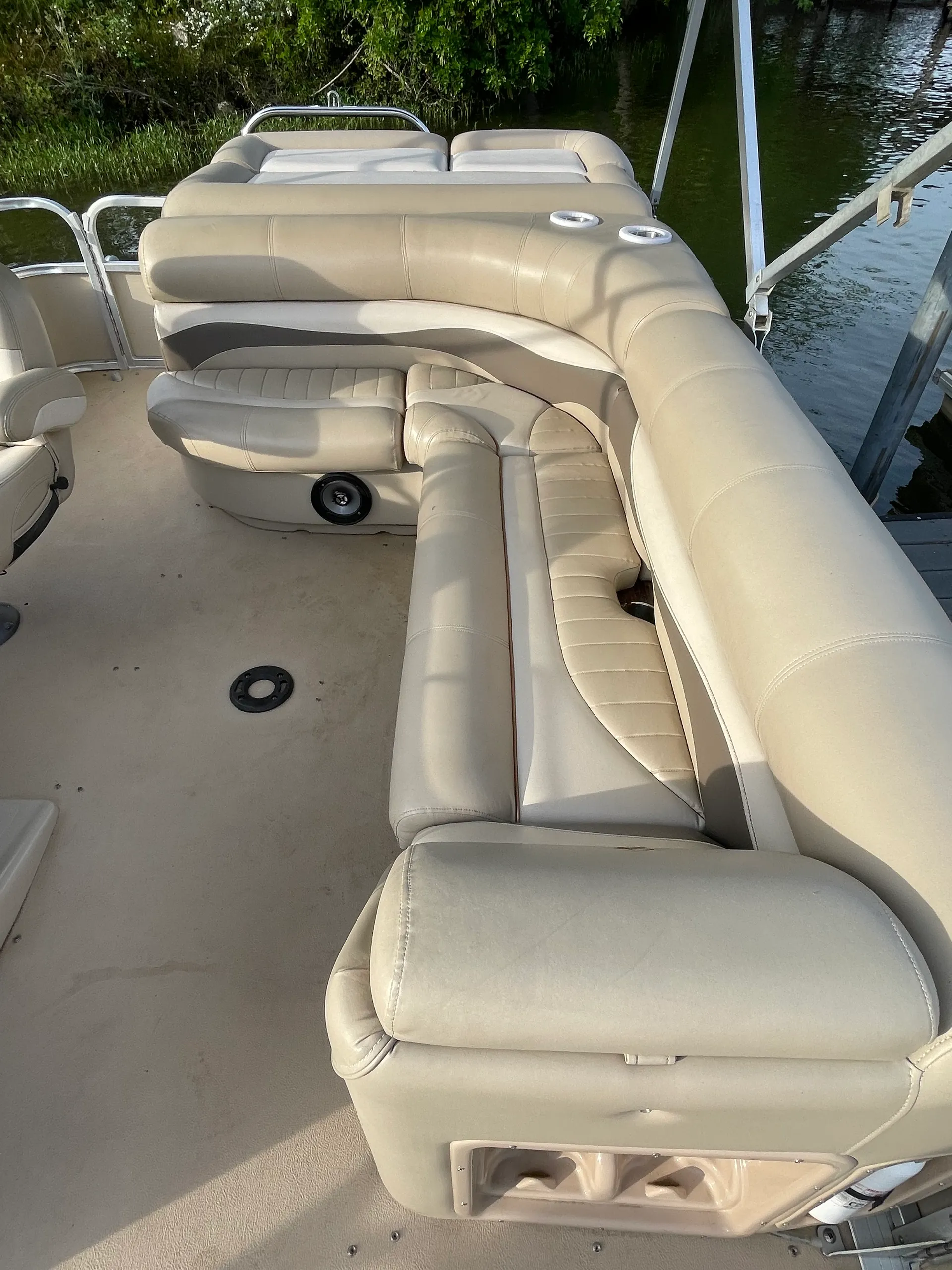 Smooth & Powerful Tritoon on Badin Lake – Seats Up to 12