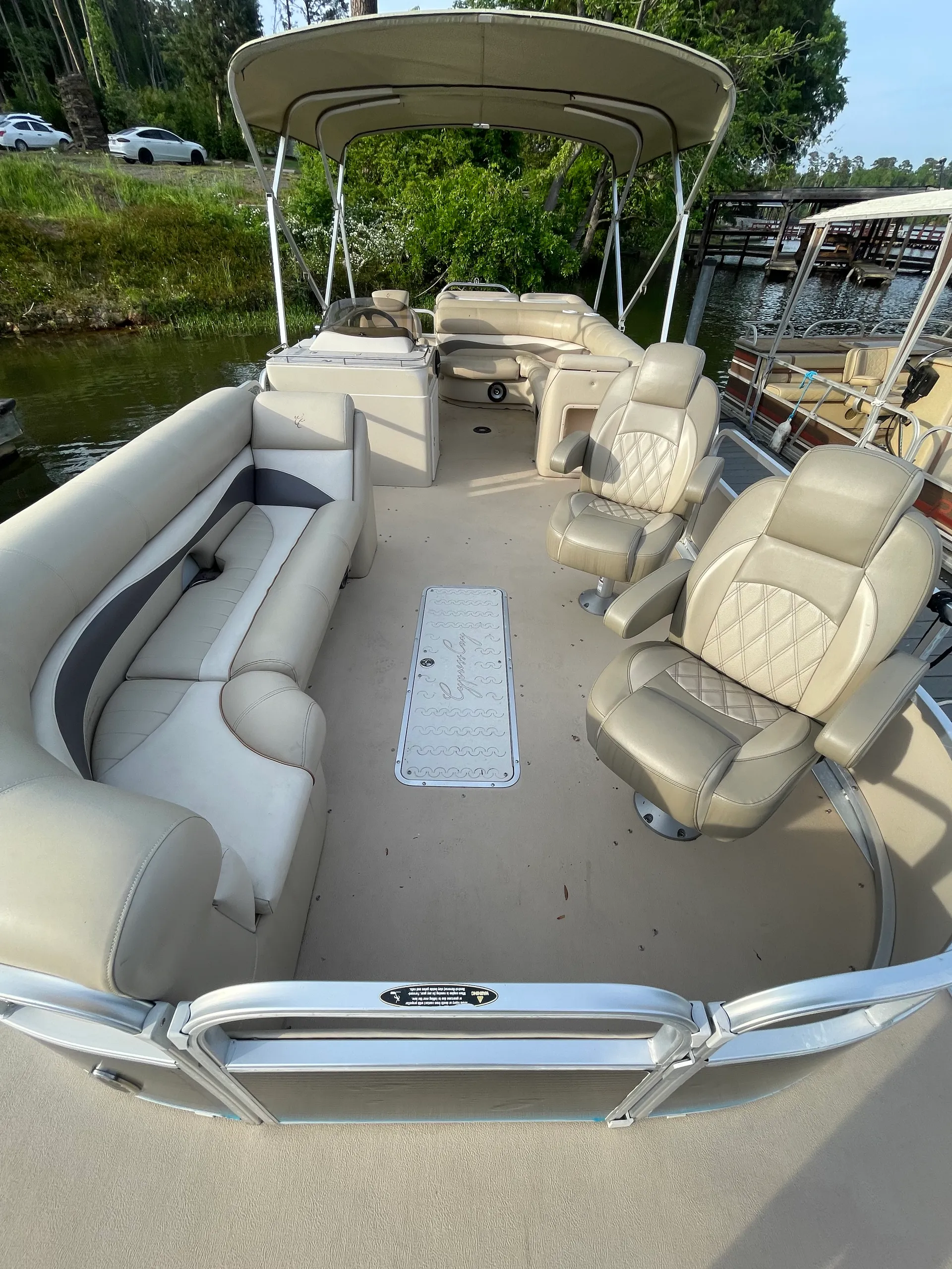 Smooth & Powerful Tritoon on Badin Lake – Seats Up to 12
