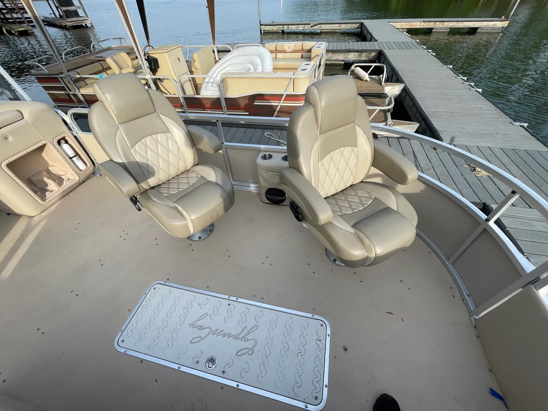 Smooth & Powerful Tritoon on Badin Lake – Seats Up to 12