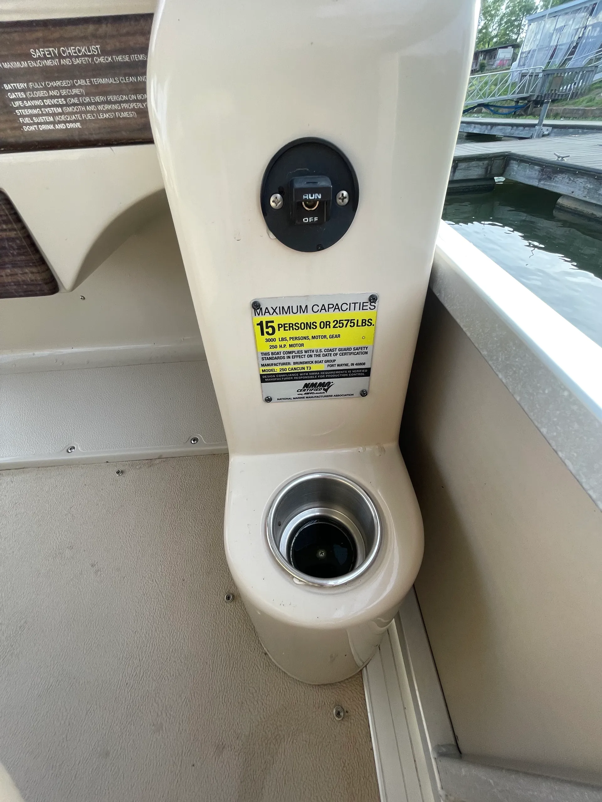 Smooth & Powerful Tritoon on Badin Lake – Seats Up to 12