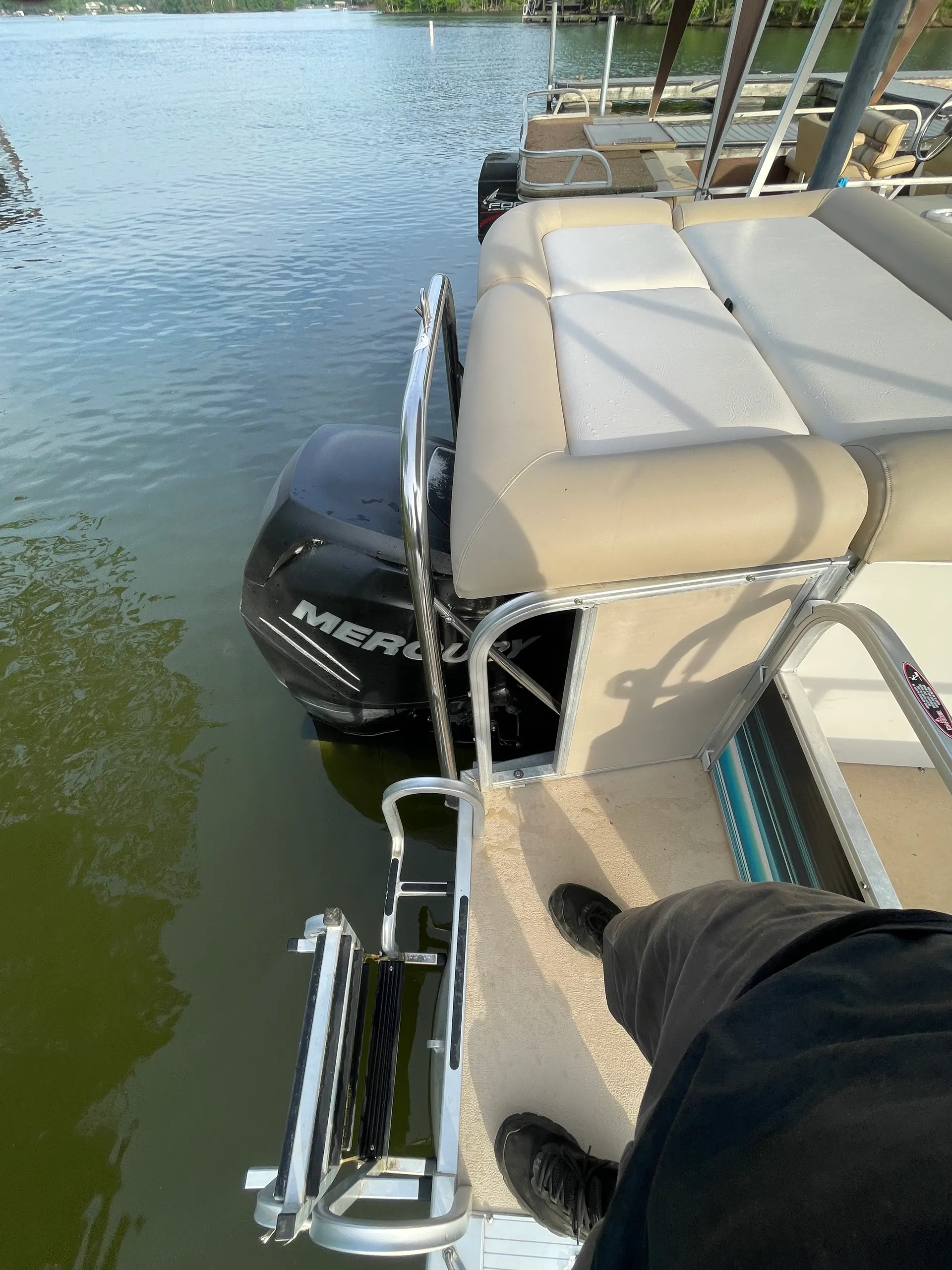 Smooth & Powerful Tritoon on Badin Lake – Seats Up to 12