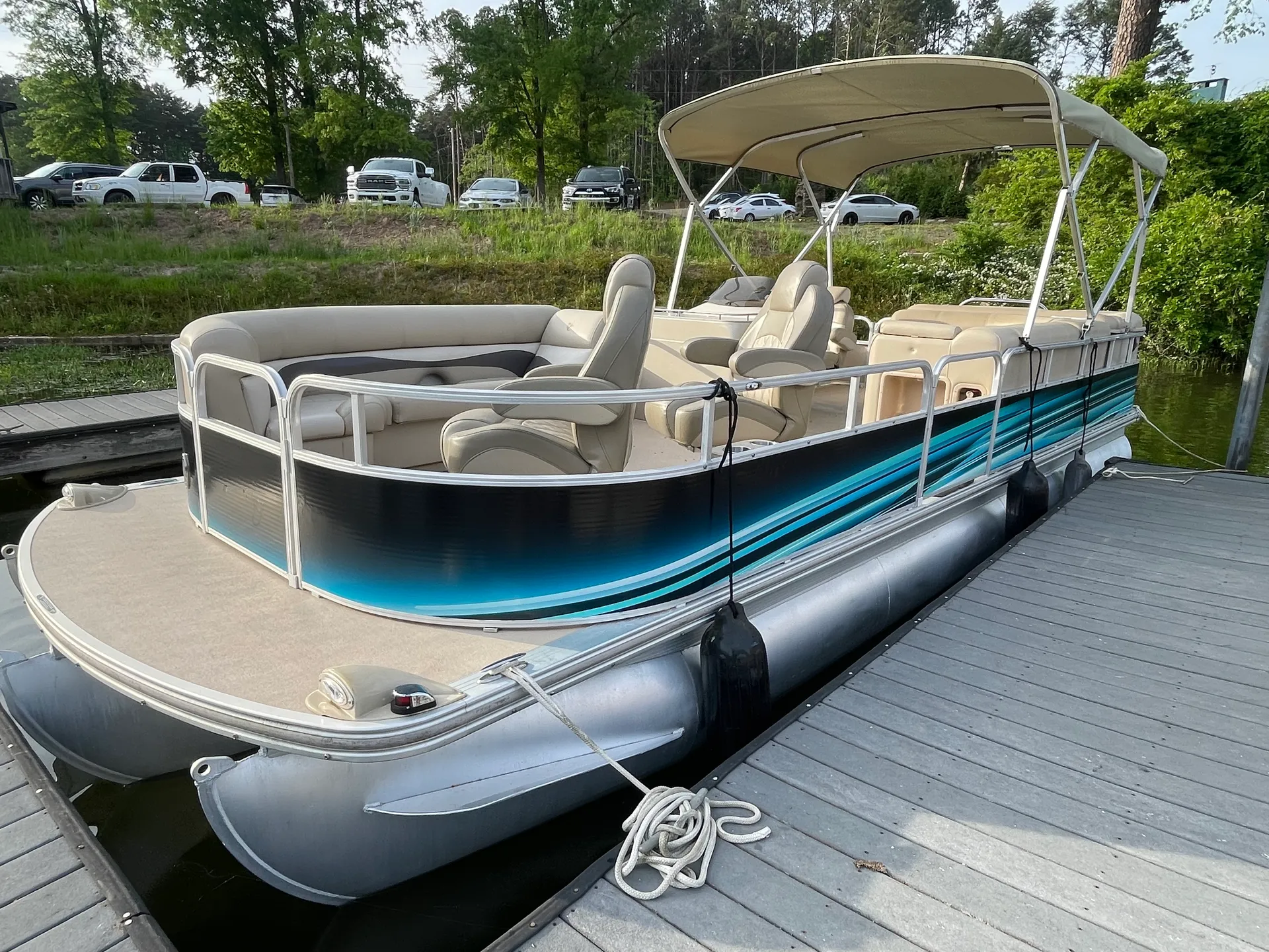 Smooth & Powerful Tritoon on Badin Lake – Seats Up to 12