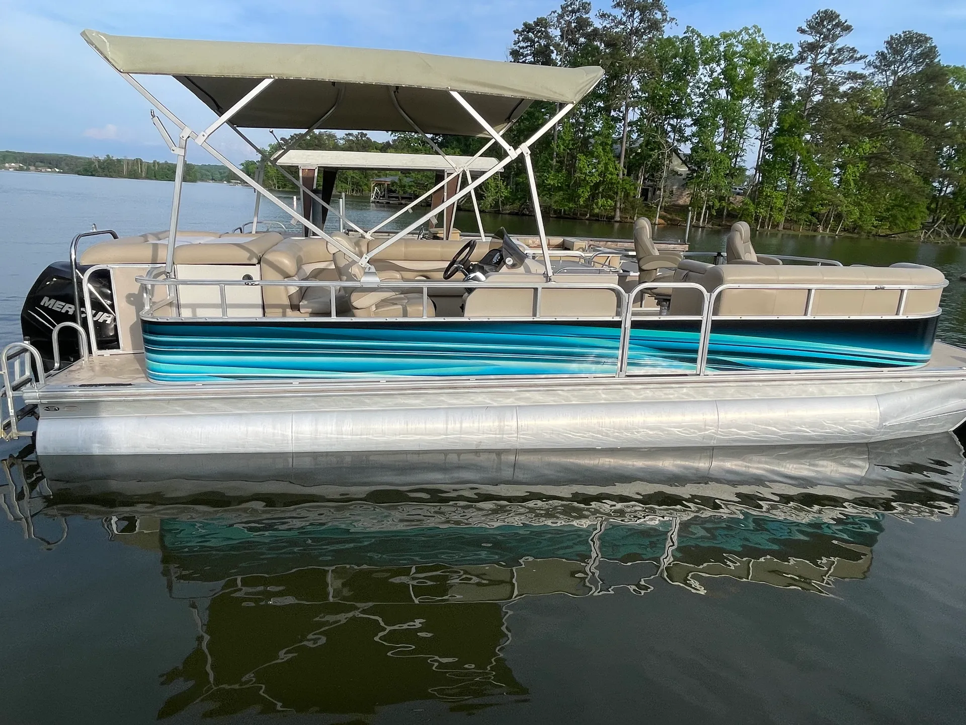 Smooth & Powerful Tritoon on Badin Lake – Seats Up to 12