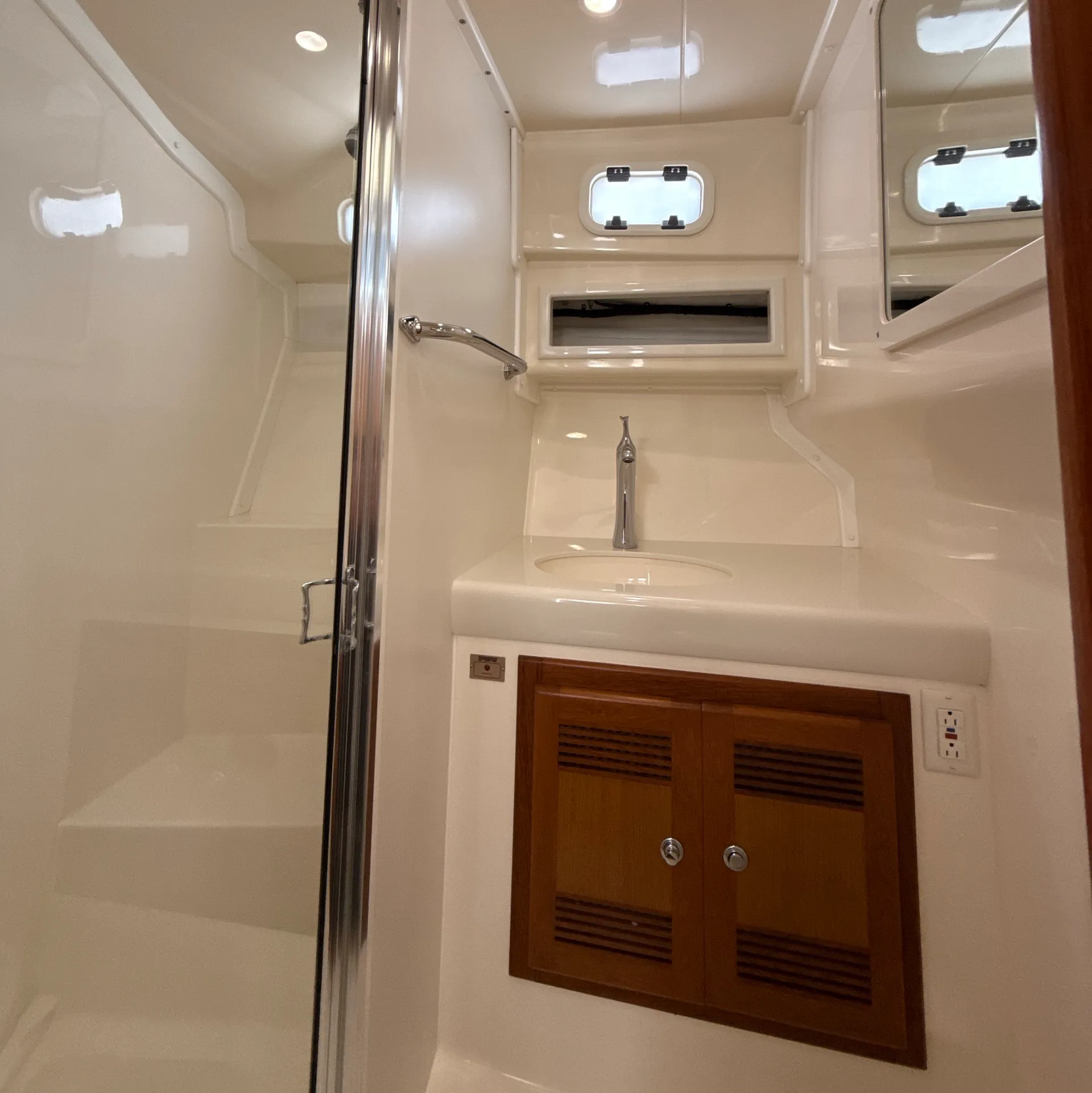 Luxury Cabo 35 Flybridge Charter - All Inclusive