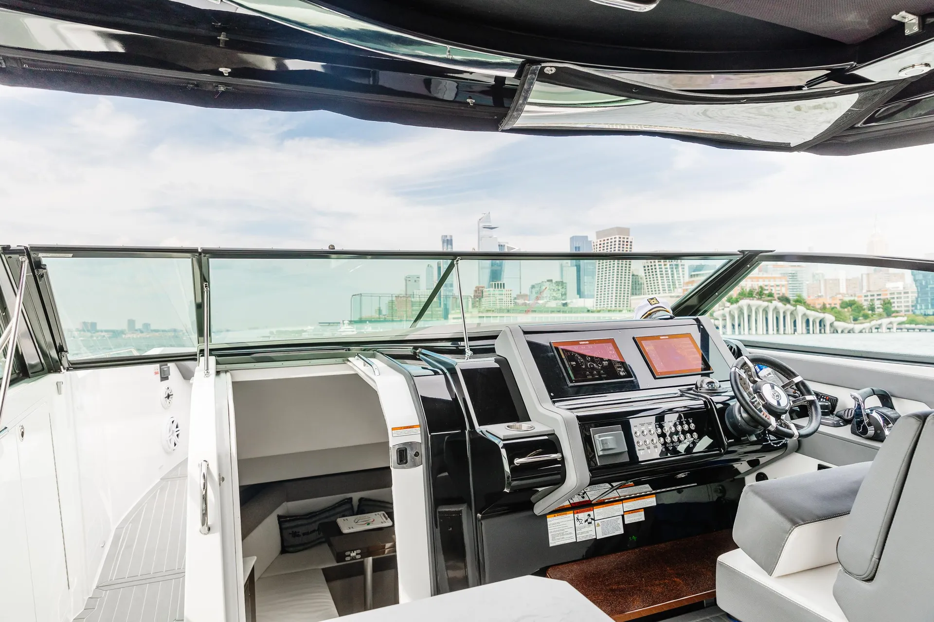 *Female Owned*-Manhattan #1 Luxury Yacht- 12 Passengers 