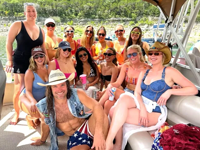 Rent a Crest Pontoons pontoon in Austin, TX near me