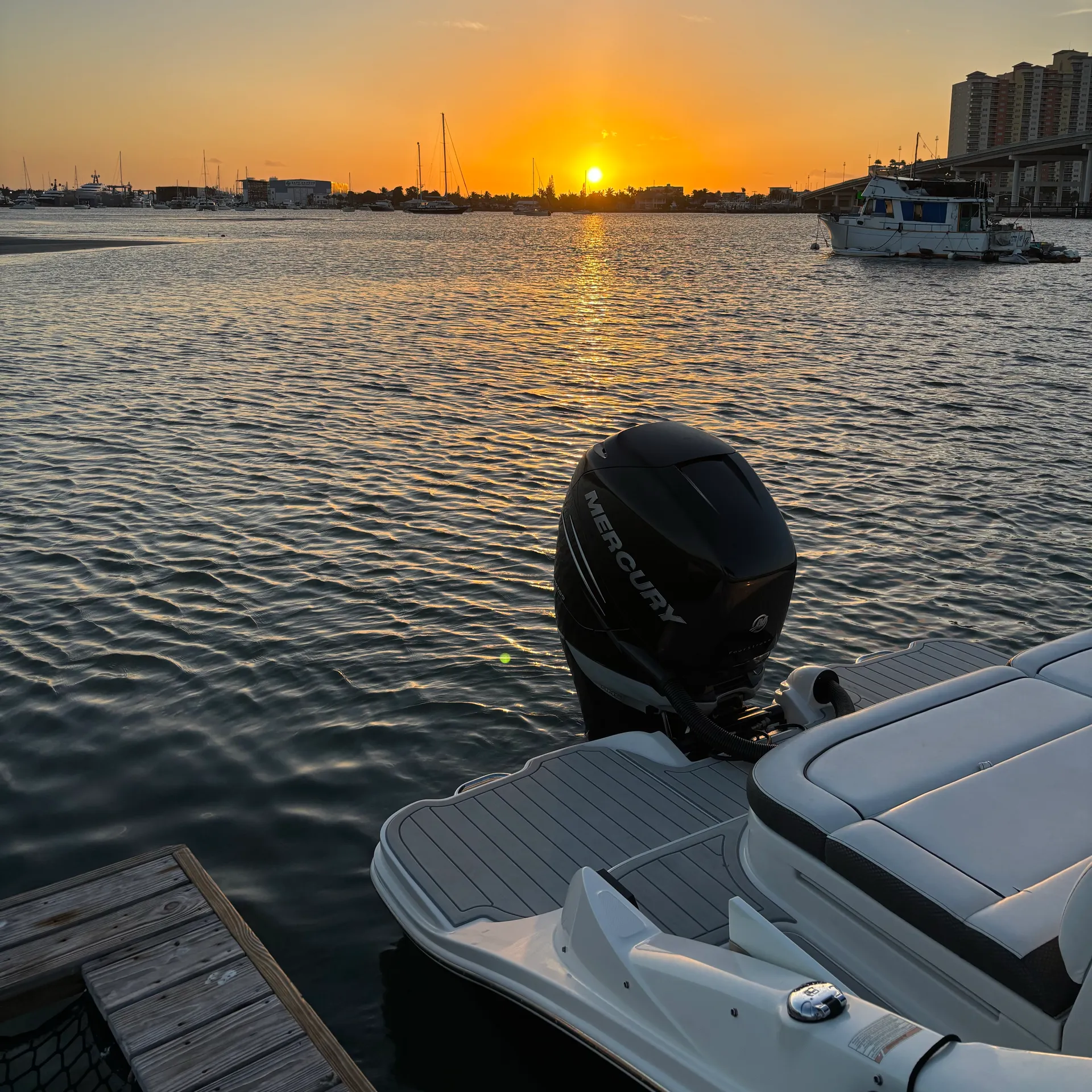 Luxury boat that fits 12 guests - Restroom - Free Fuel 