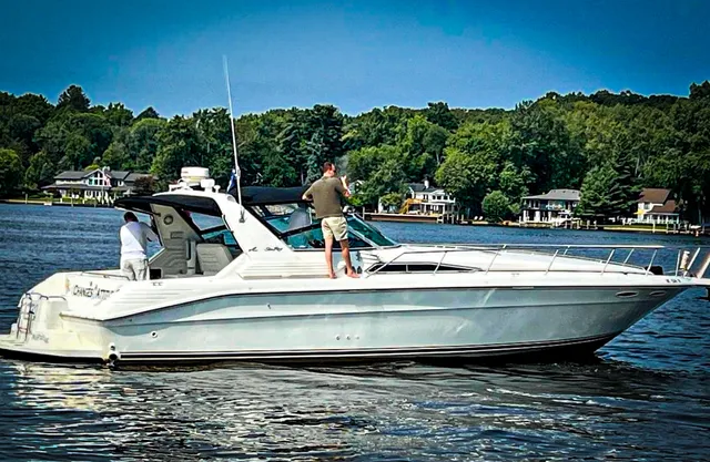 Rent a Sea Ray Boats motor yacht in Chicago, IL near me