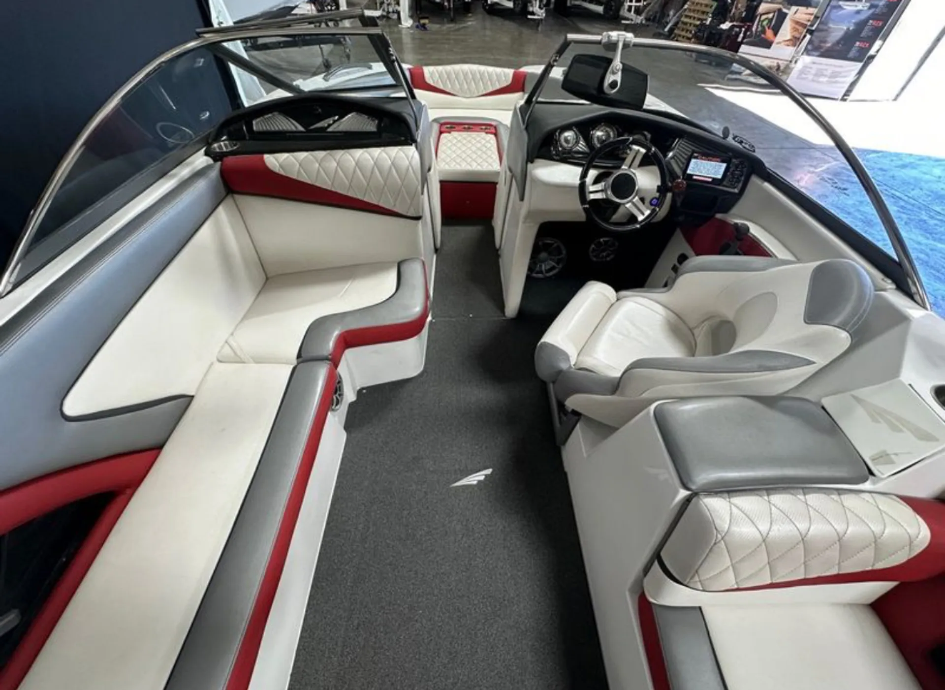 Perfect Surfboat Tige RZ4 24’