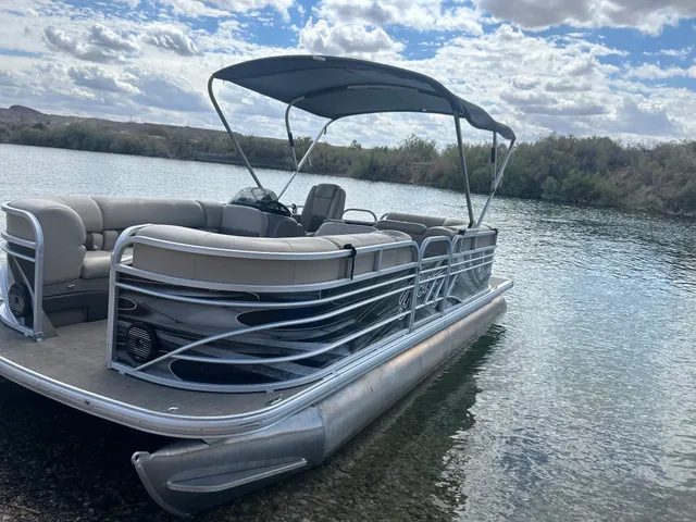 Rent a Sun Tracker  pontoon in Lake Havasu City, AZ near me