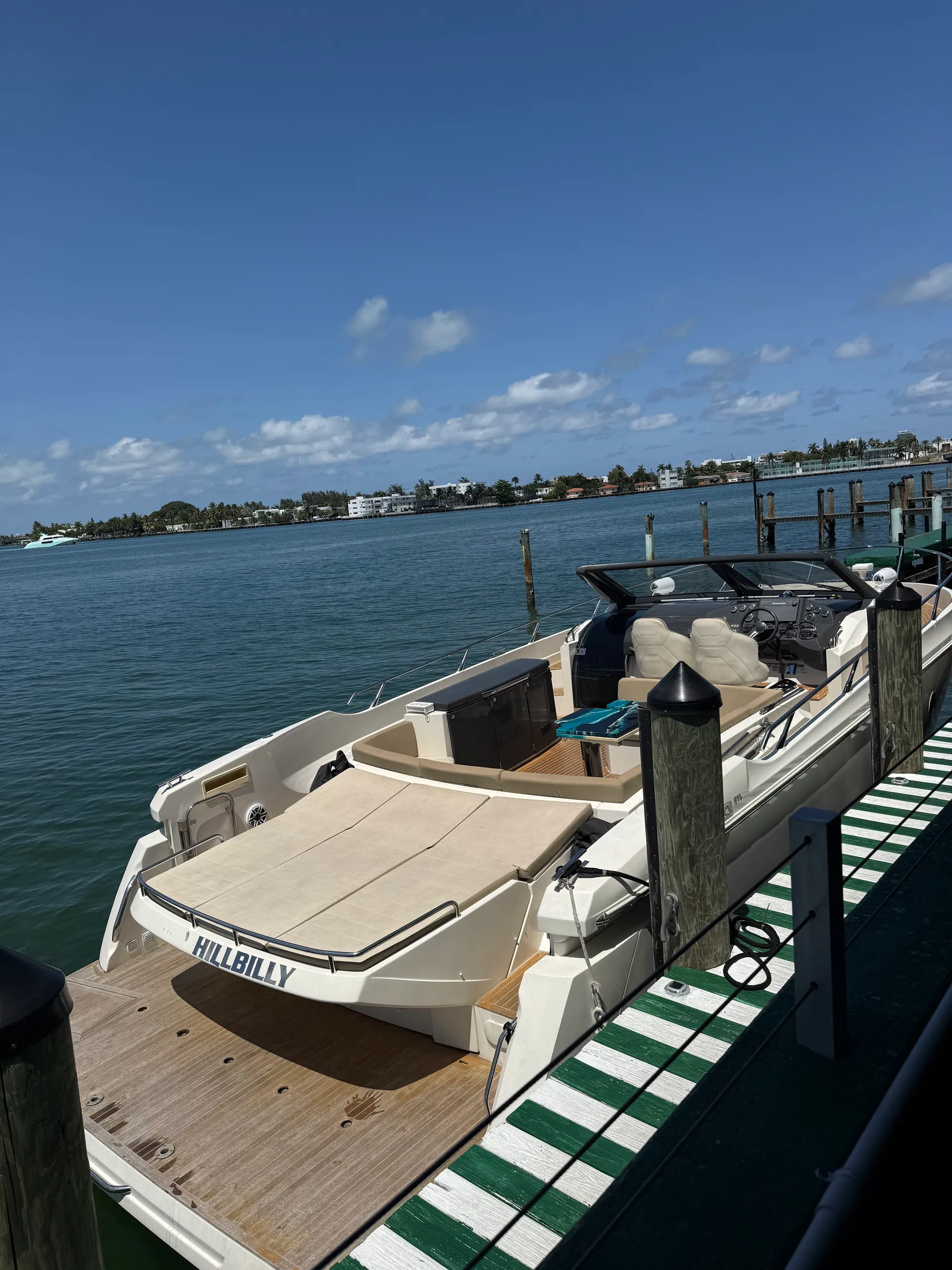 2015 Absolute 40 STL Motor Yacht for rent