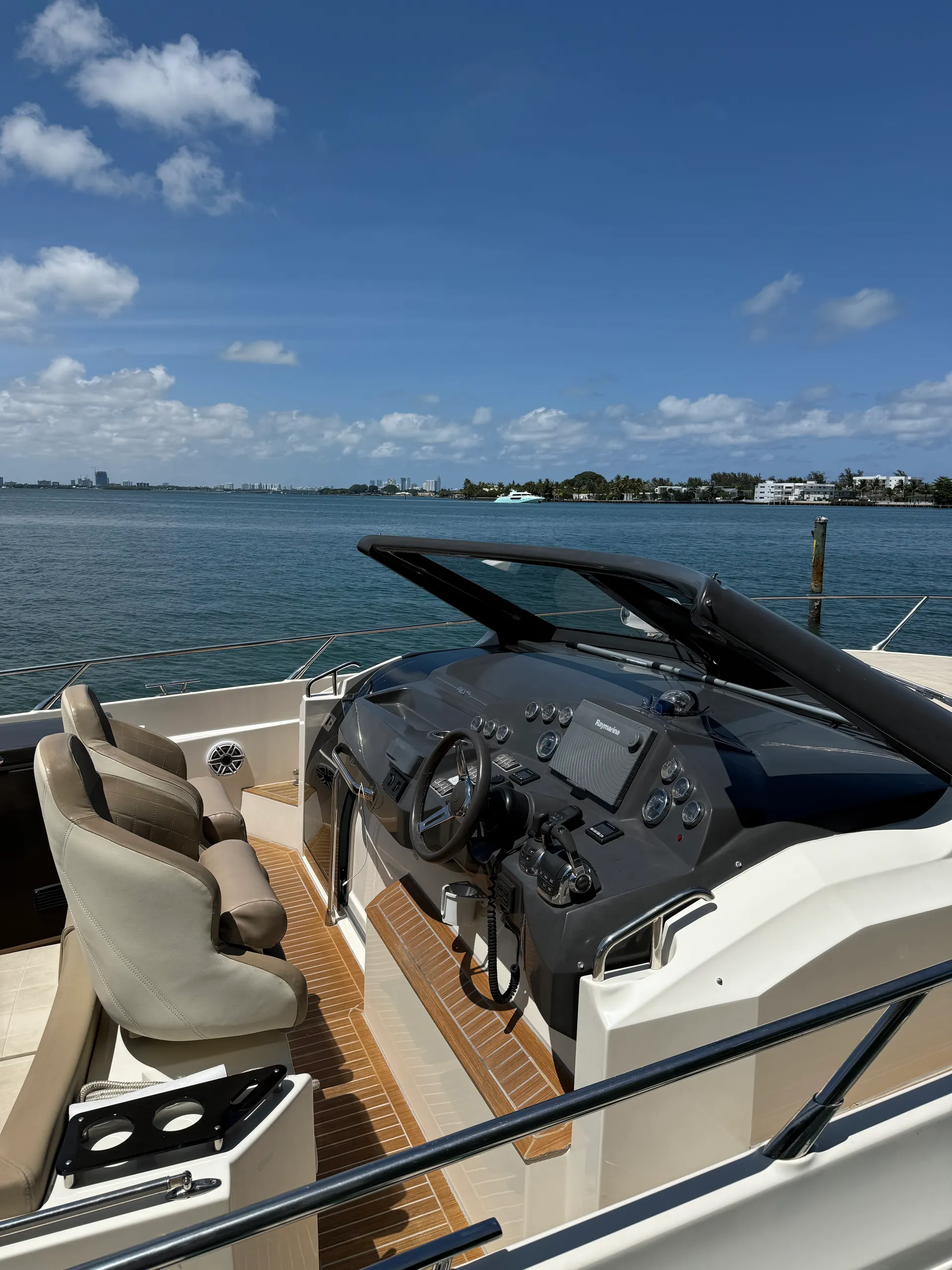 2015 Absolute 40 STL Motor Yacht for rent