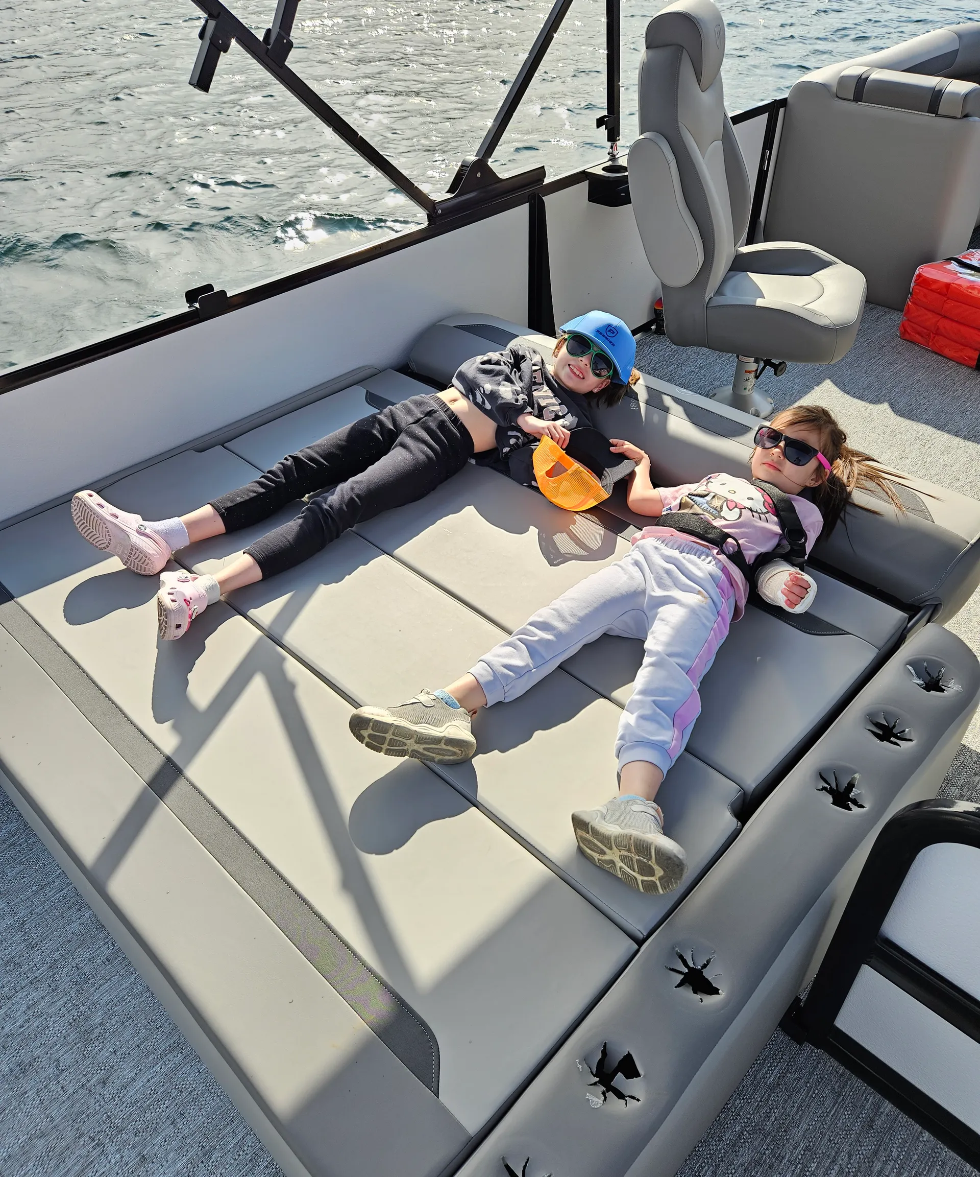 🛥️ 22’ Pontoon – Cruise, Lounge & Ski | Lakeville, MN | Fuel Included