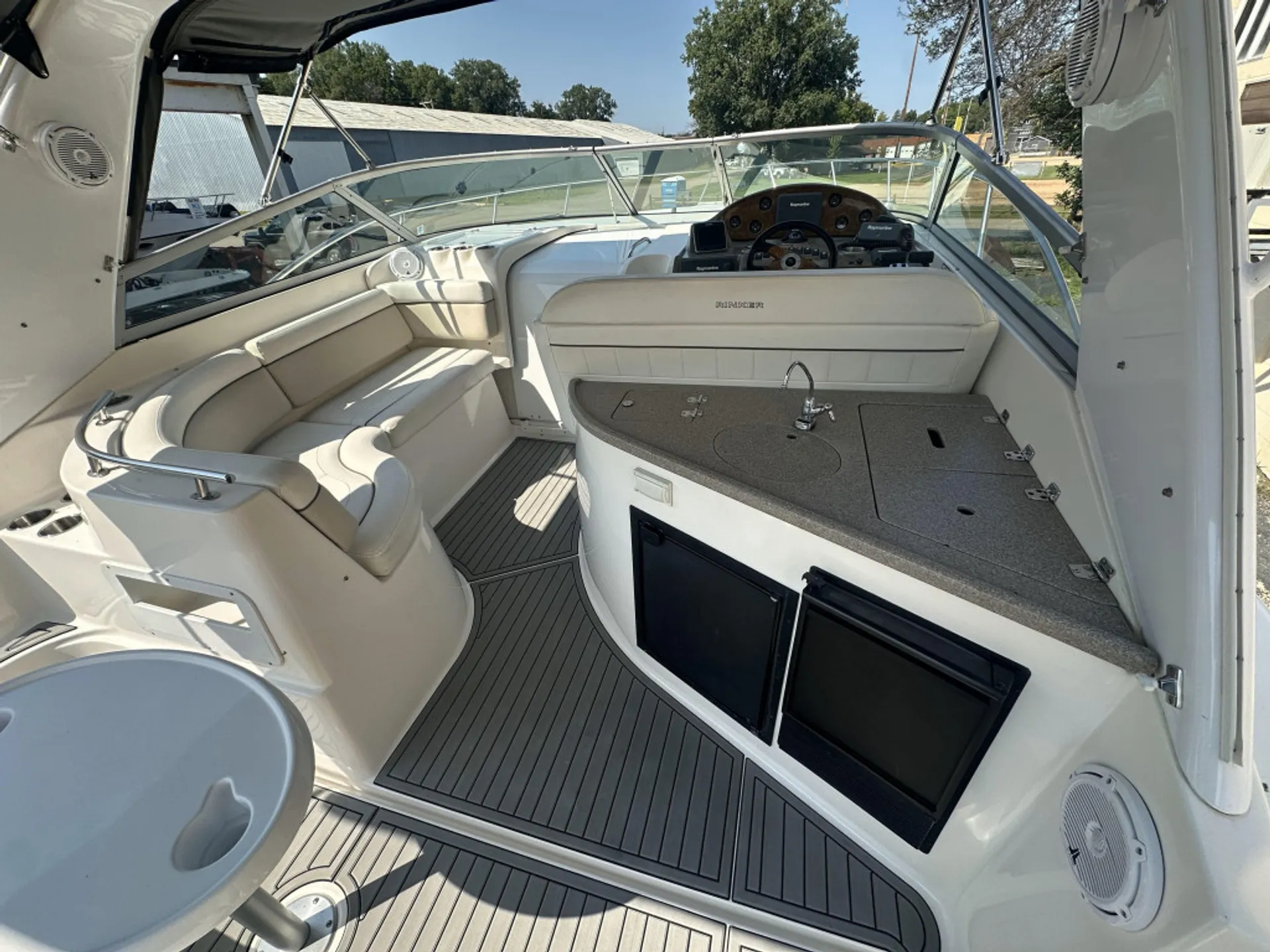 RINKER BOATS 342 EXPRESS CRUISER in Chicago, IL — photo 3