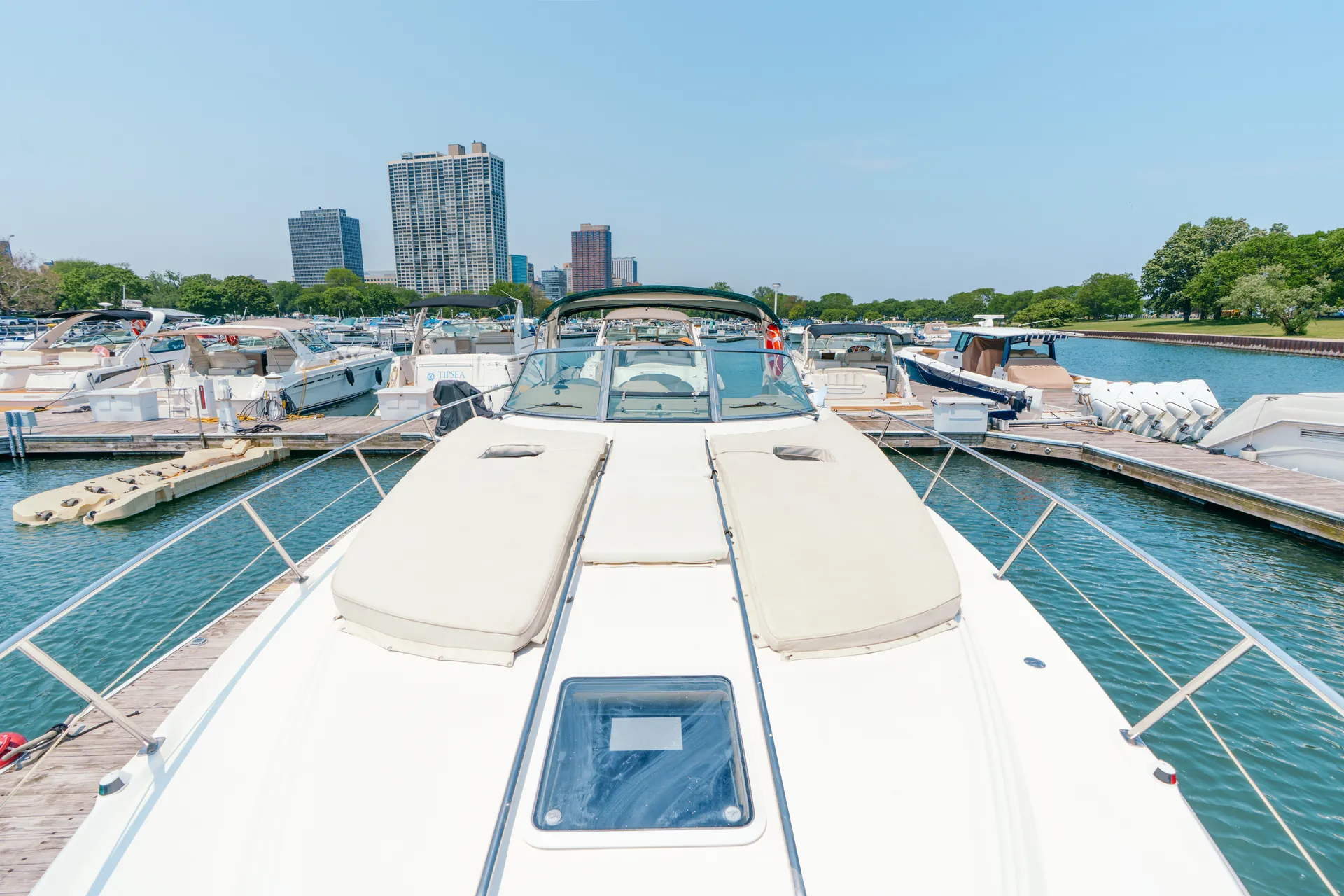 Enjoy Chicago in this 42' Stunning Sea Ray Sun Dancer 