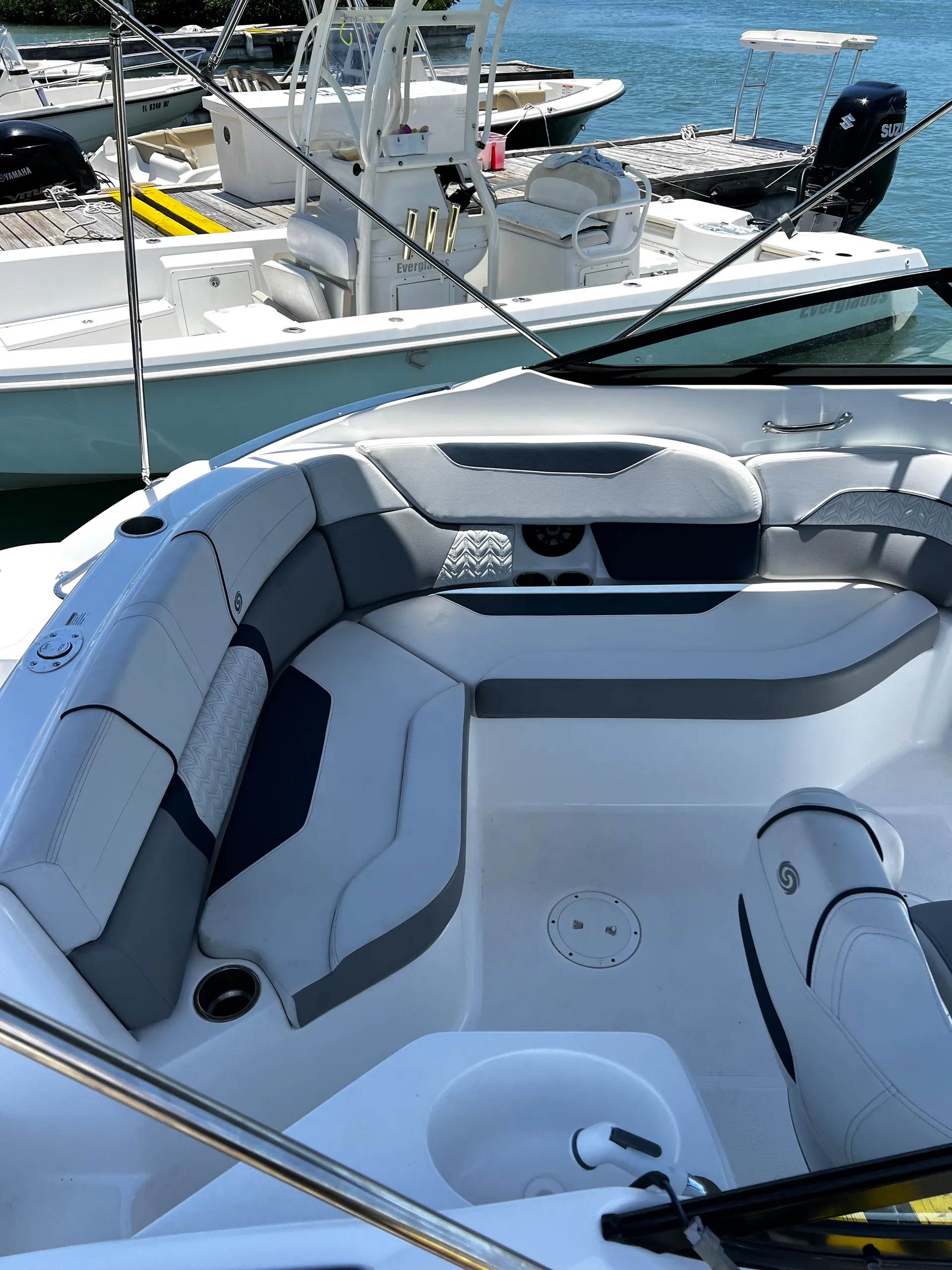 Deluxe Deckboat – Premium Sound & Comfort Seating | Sandbar Ready!