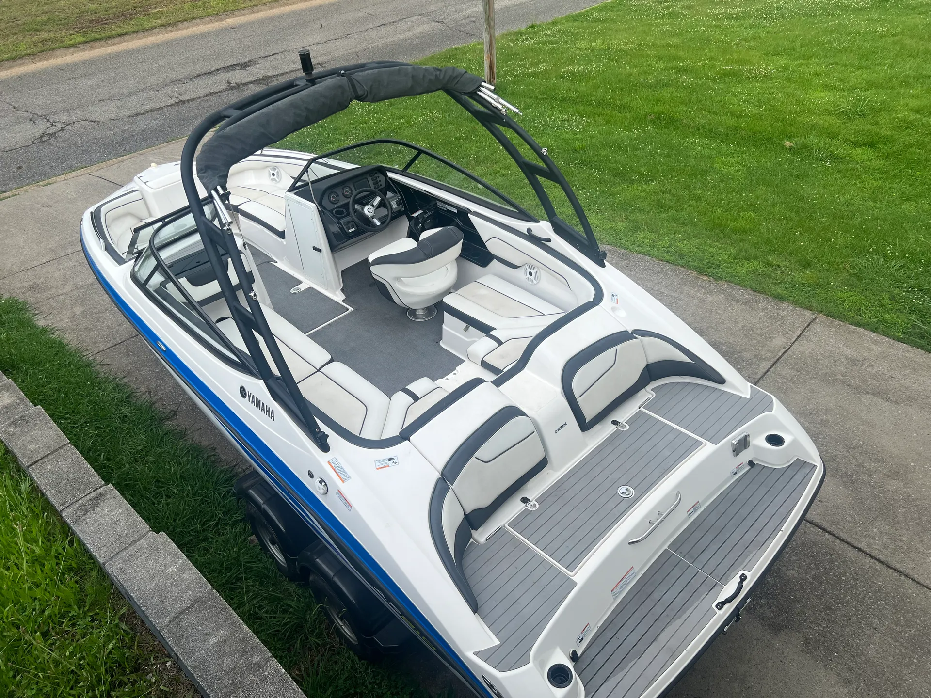 Explore Nashville by Water – Rent our 10 person Yamaha AR210 Jet Boat!